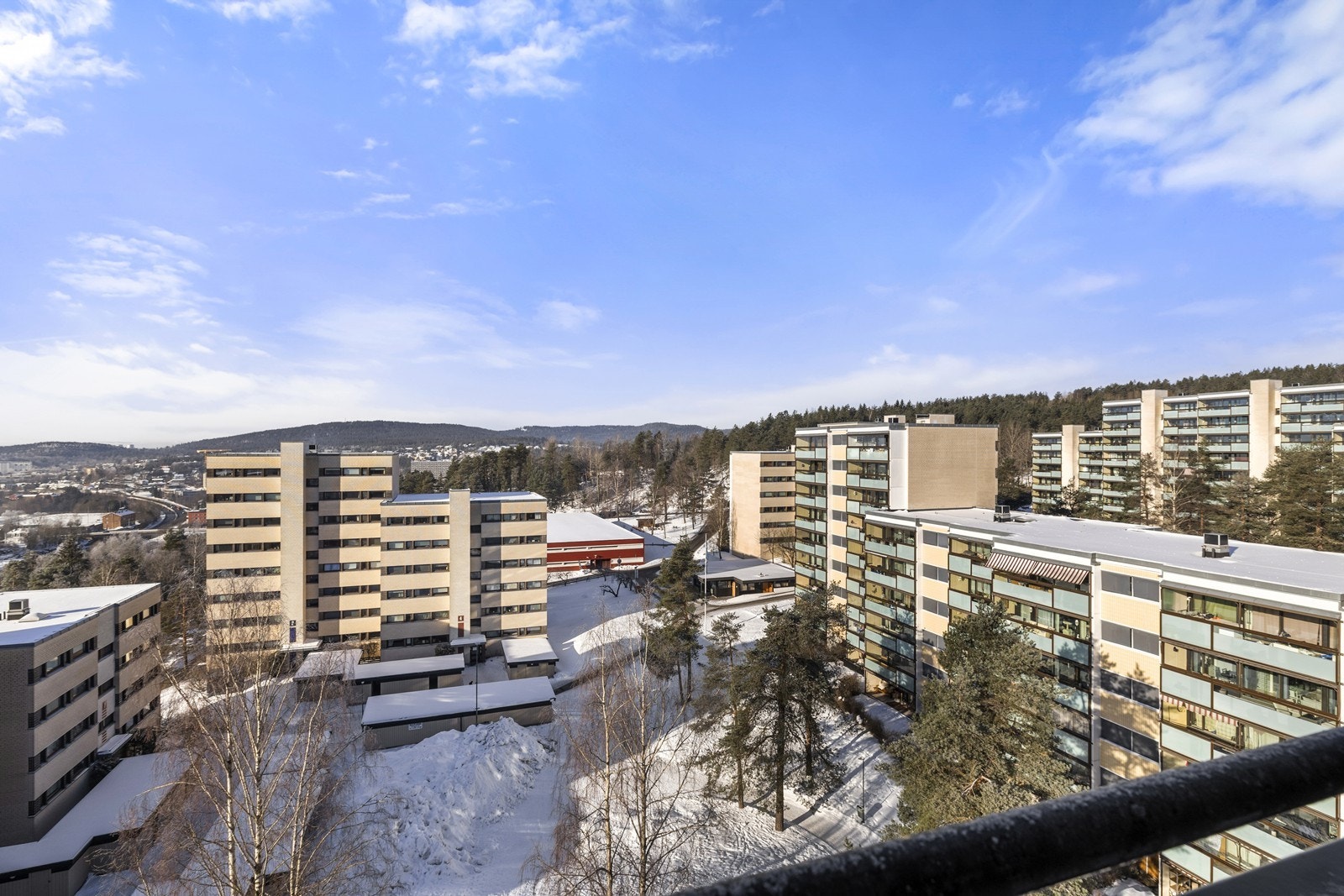 Beliggenheten kombinerer umiddelbar nærhet til marka med en effektiv reisevei til sentrum. Galleribilde