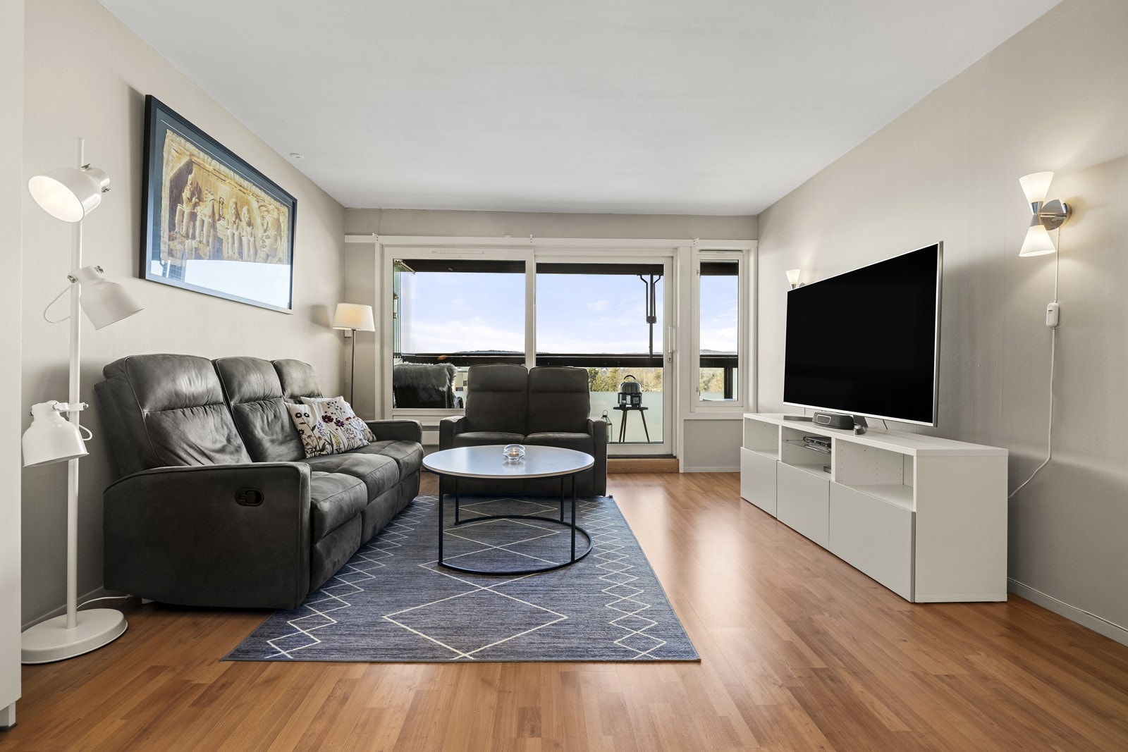 Store vindusflater i stuen slipper inn rikelig med dagslys og gir en luftig følelse. Galleribilde