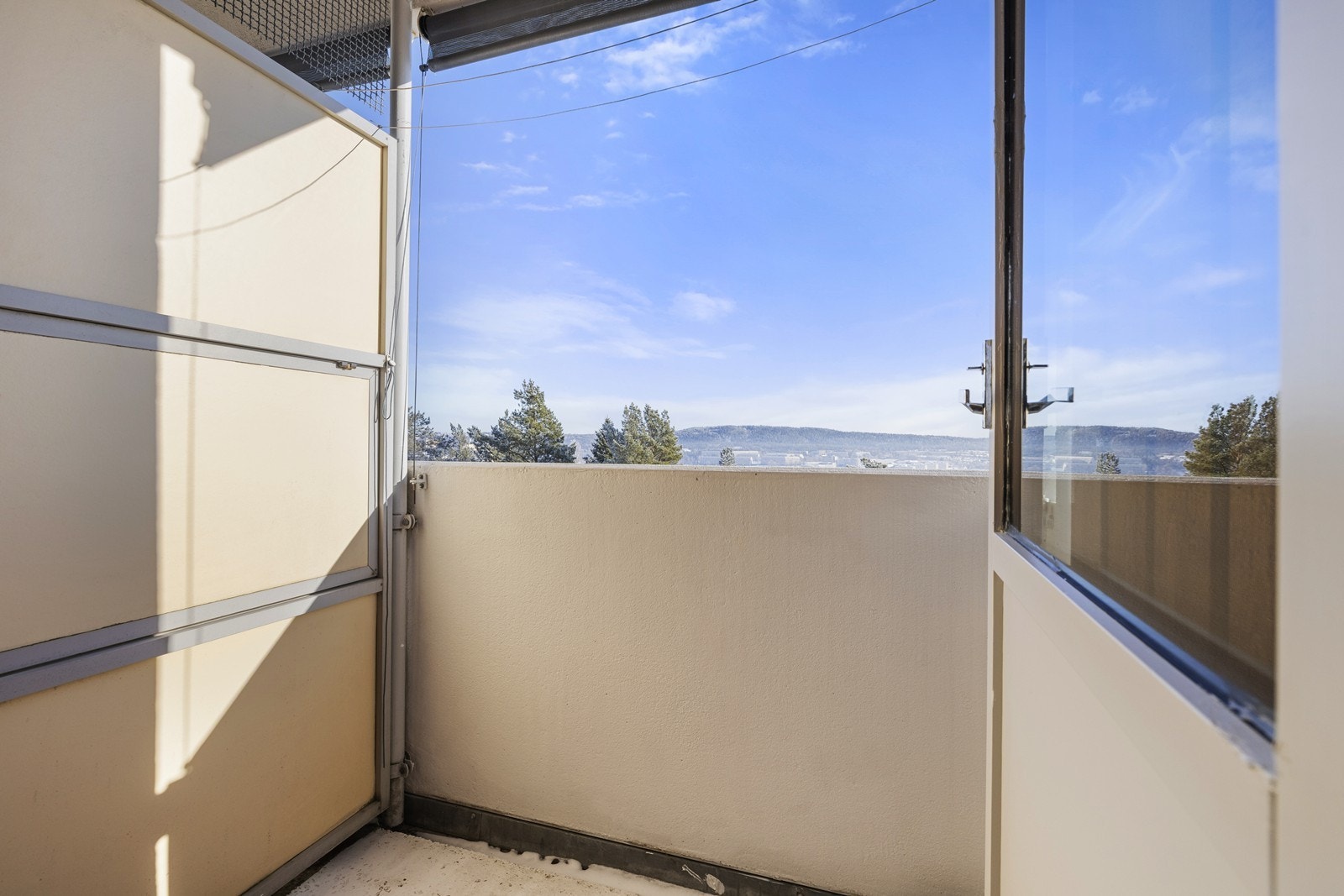 Fra badet er det utgang til en østvendt balkong på 2 m², perfekt for lufting. Galleribilde