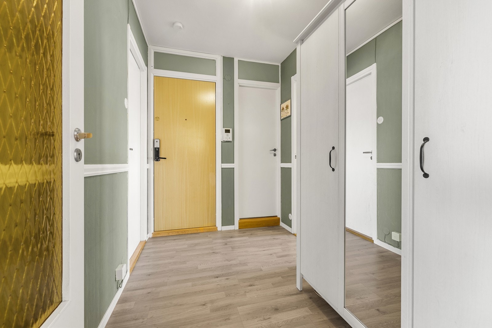 En lys entré ønsker velkommen og er utstyrt med dør-calling med kamera for ekstra trygghet. Galleribilde