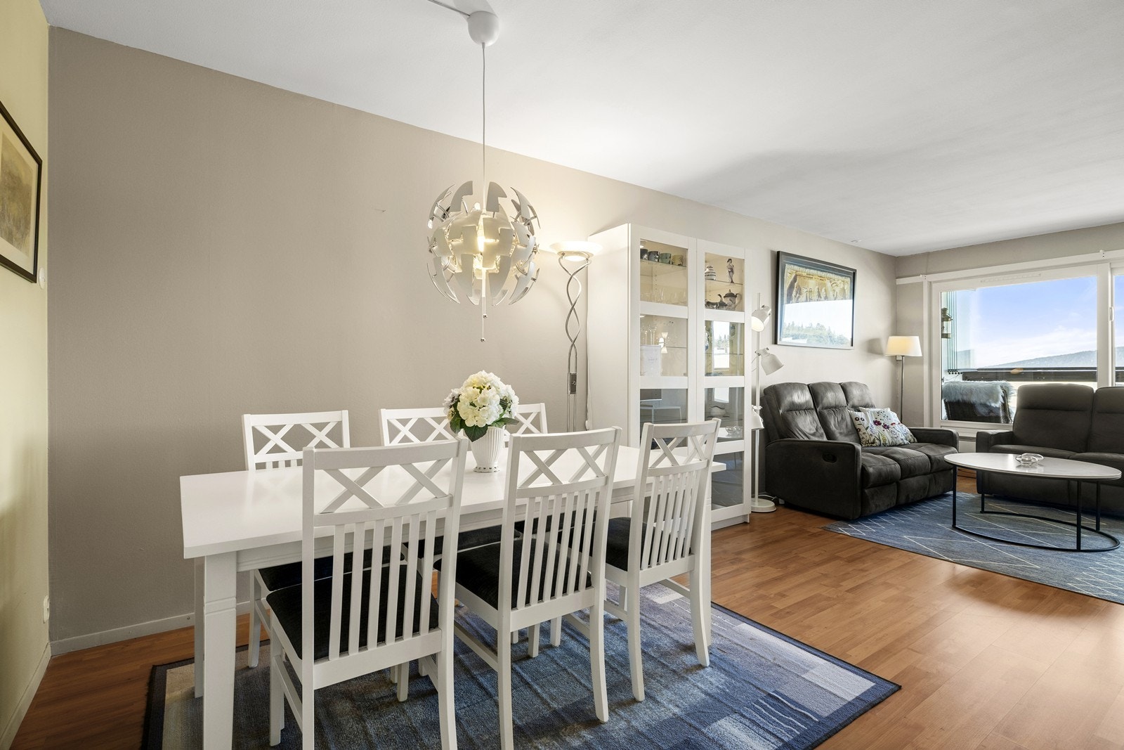 Den romslige stuen gir fleksibilitet for møblering med god plass til en egen spisesone. Galleribilde