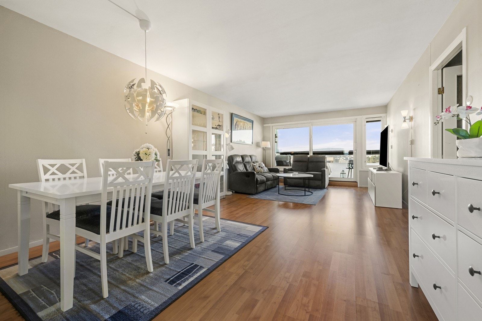 Stuen er et lyst og romslig oppholdsrom med god plass til både sittegruppe og spisebord. Galleribilde