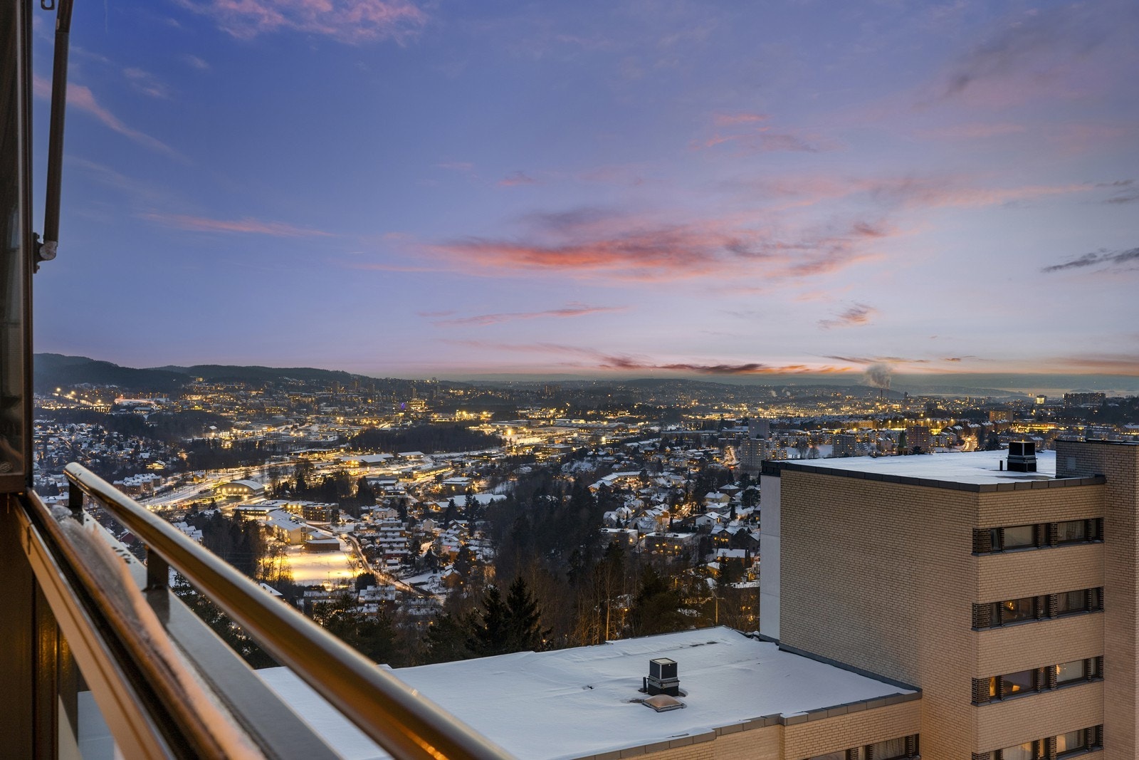 Nyt utsikten mot byens lys fra balkongen på kveldstid. Galleribilde