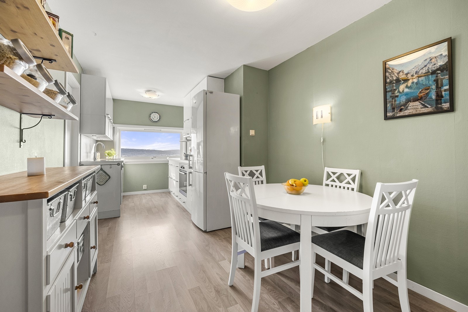 Kjøkkenet har en praktisk innredning og en hyggelig spiseplass ved vinduet. Galleribilde