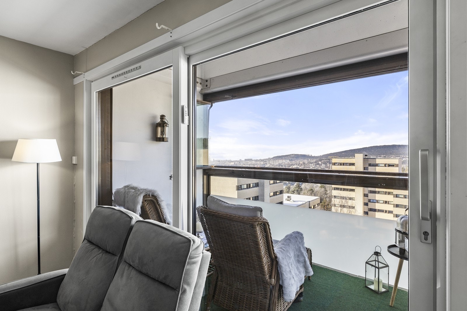 Fra stuen er det direkte utgang til den innglassede balkongen via en skyvedør. Galleribilde