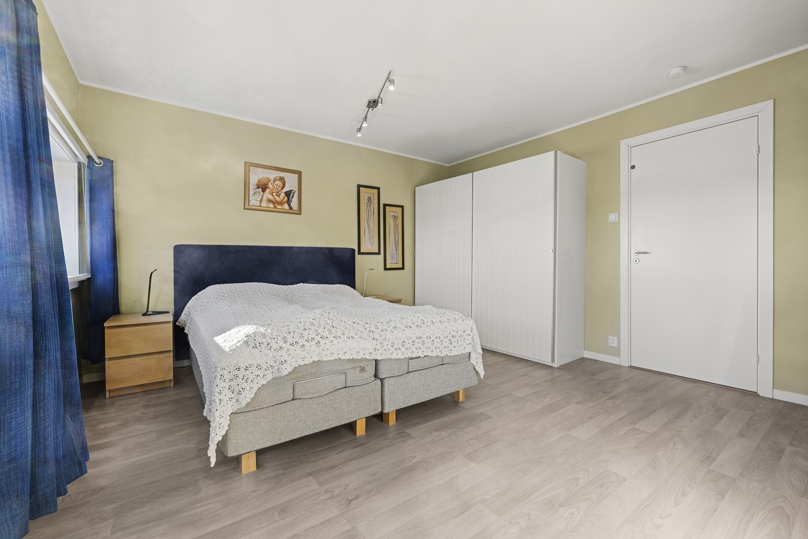 Rommet er utstyrt med garderobeskap som gir gode lagringsmuligheter. Galleribilde