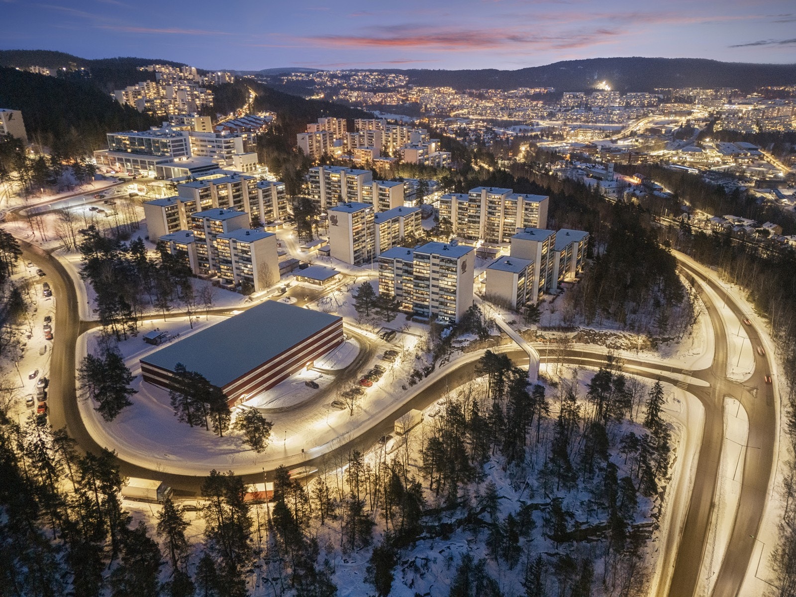 Hverdagslogistikken er enkel med Romsås Senter, Kiwi og apotek en kort spasertur unna. Galleribilde