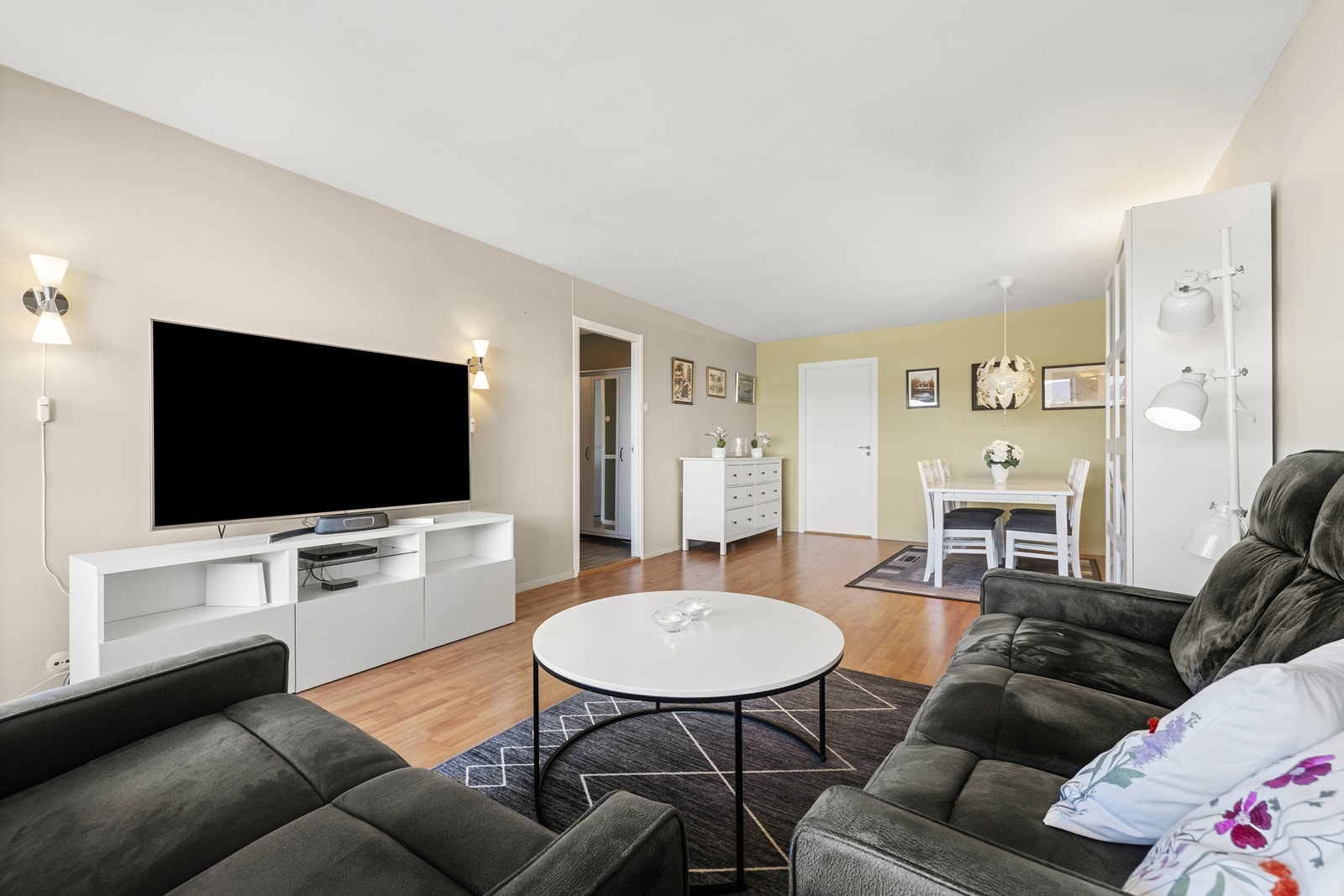 Oppvarming i stuen sikres med en panelovn, i tillegg til varmekabler på badet. Galleribilde