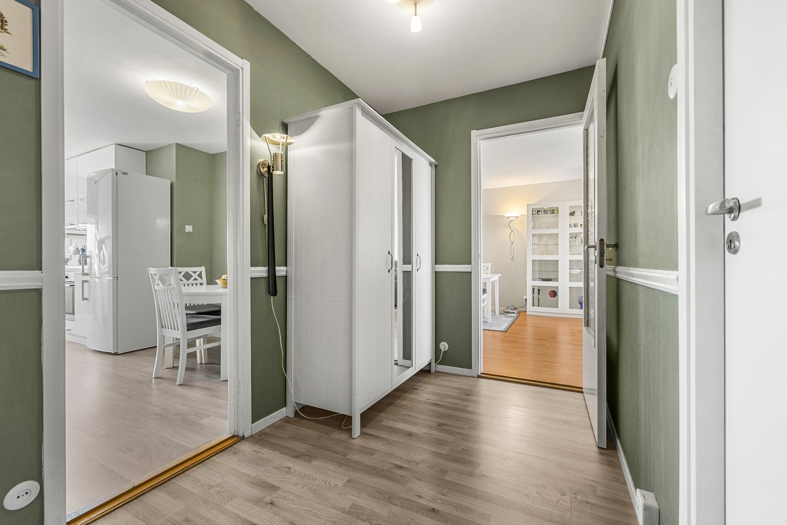 Fra entreen er det tilgang til alle boligens rom, noe som gir en god flyt i leiligheten. Galleribilde