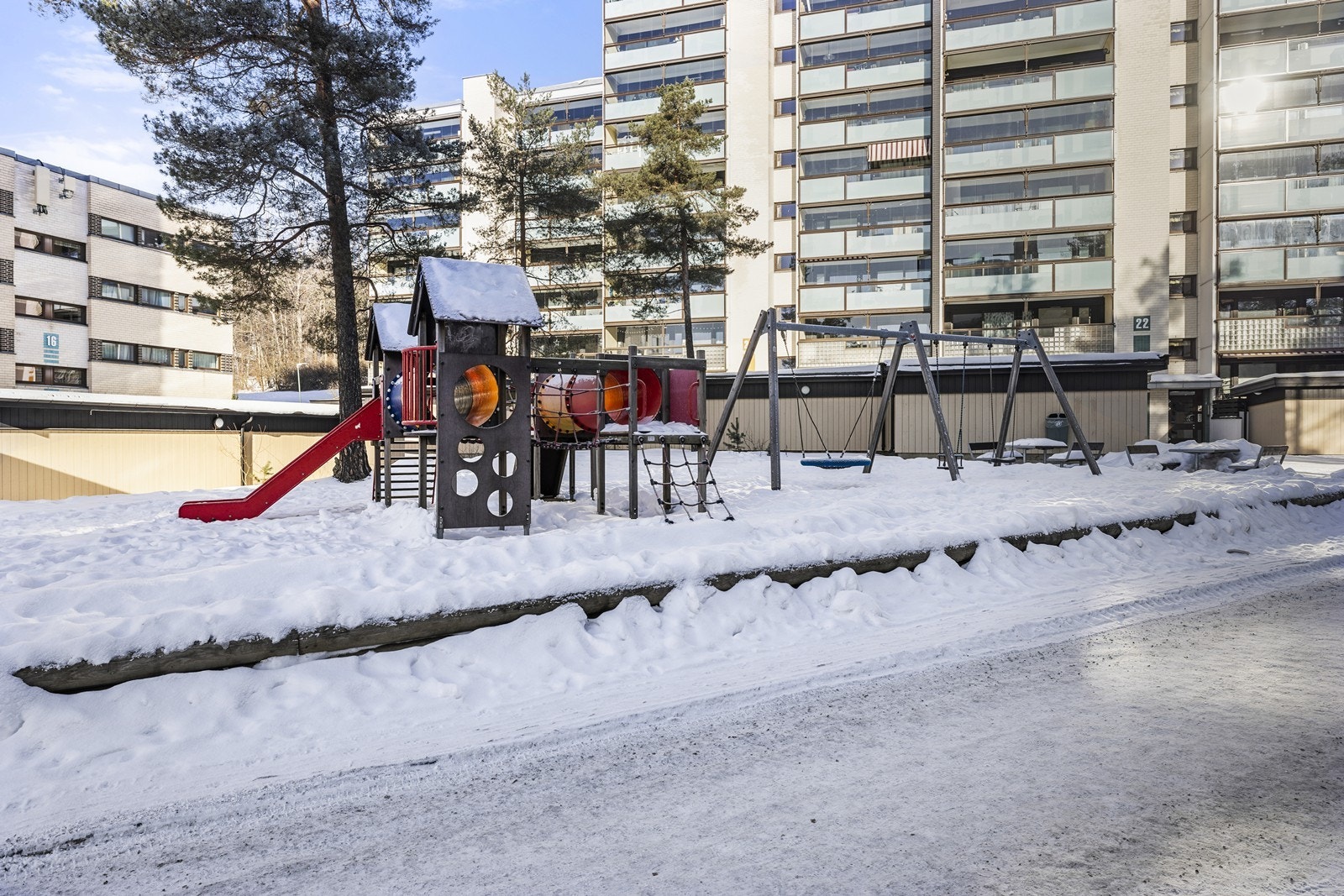 Nabolaget er barnevennlig med lekeplasser og nærhet til flere barnehager, som Tiurleiken barnehage. Galleribilde
