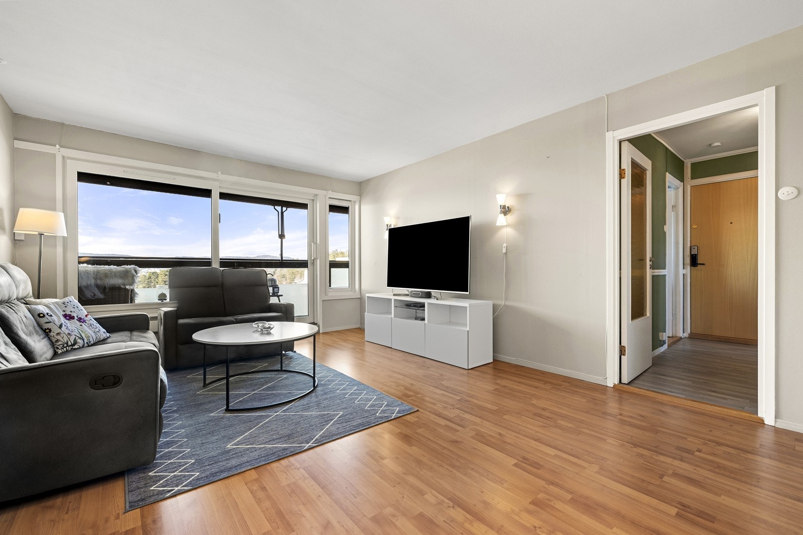 Den åpne løsningen gir en god romfølelse og binder oppholdsrommene sammen på en naturlig måte. Galleribilde