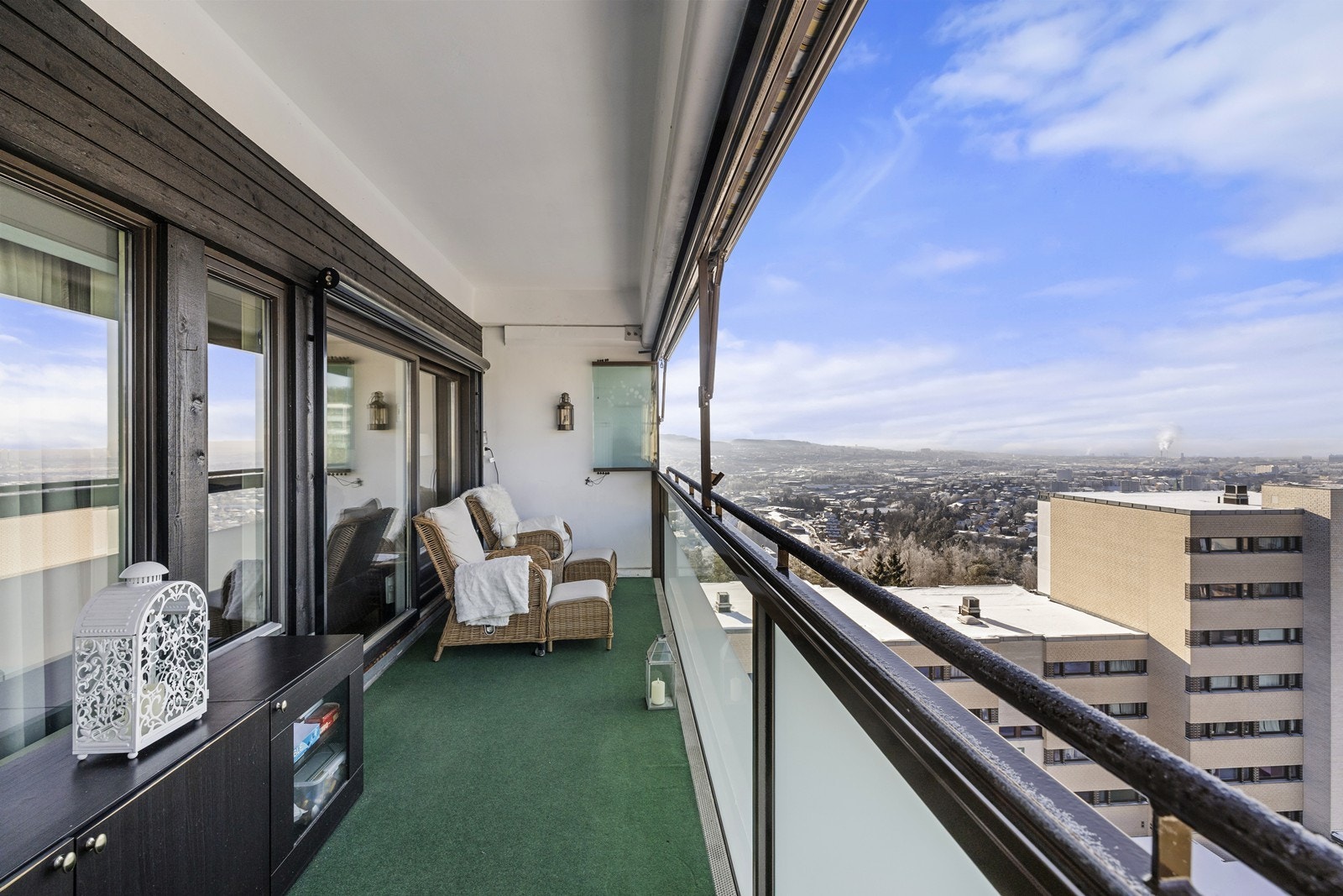 Den store, vestvendte og innglassede balkongen på 12 m² blir en naturlig forlengelse av stuen. Galleribilde