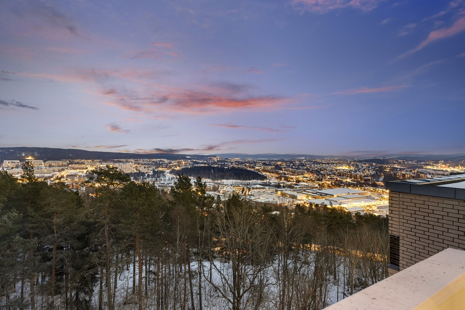 Utsikten kombinerer grønne, skogkledde åser med et vidt utsyn over byen. Galleribilde