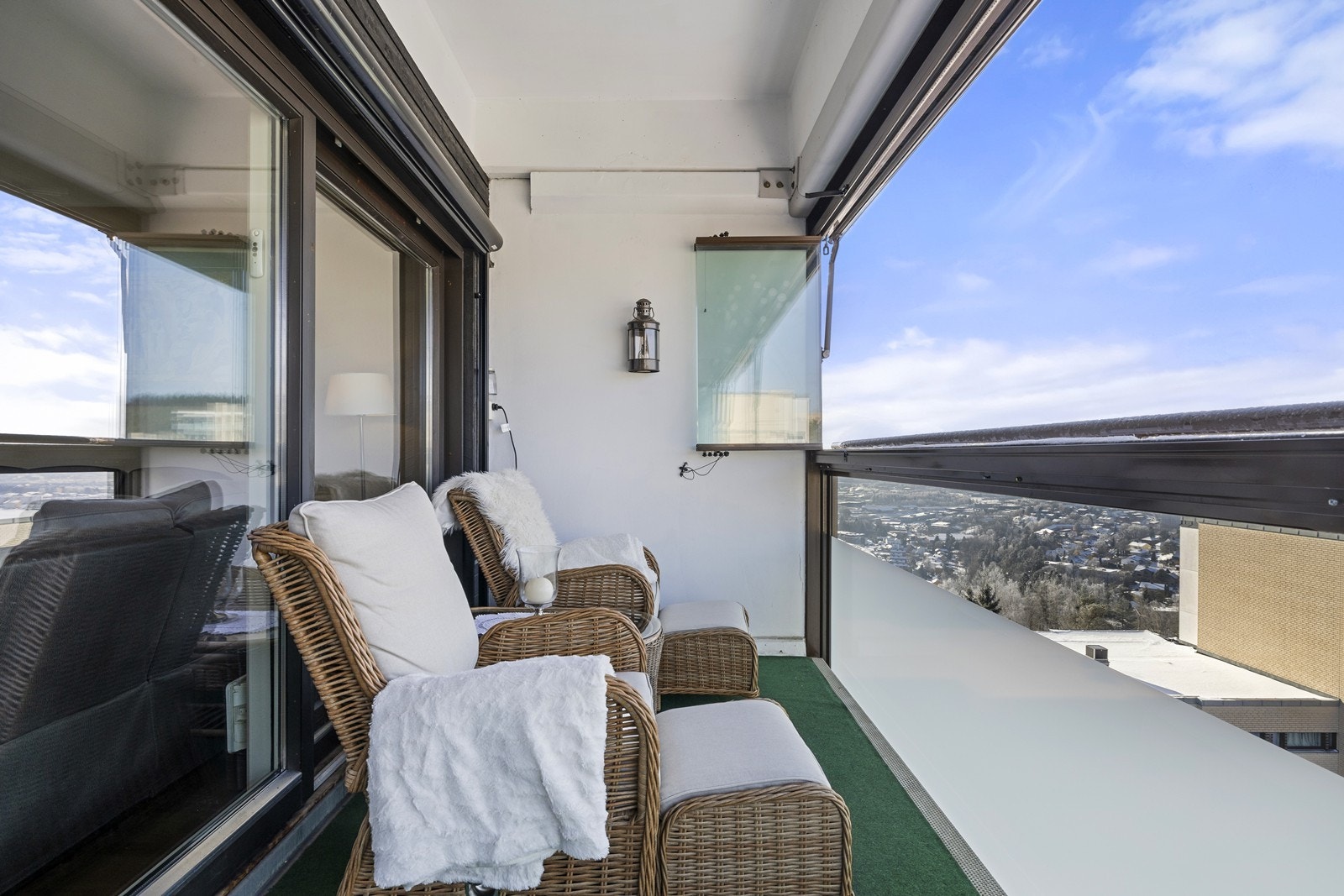 Balkongen er utstyrt med både belysning og strømuttak, noe som øker bruksmulighetene. Galleribilde