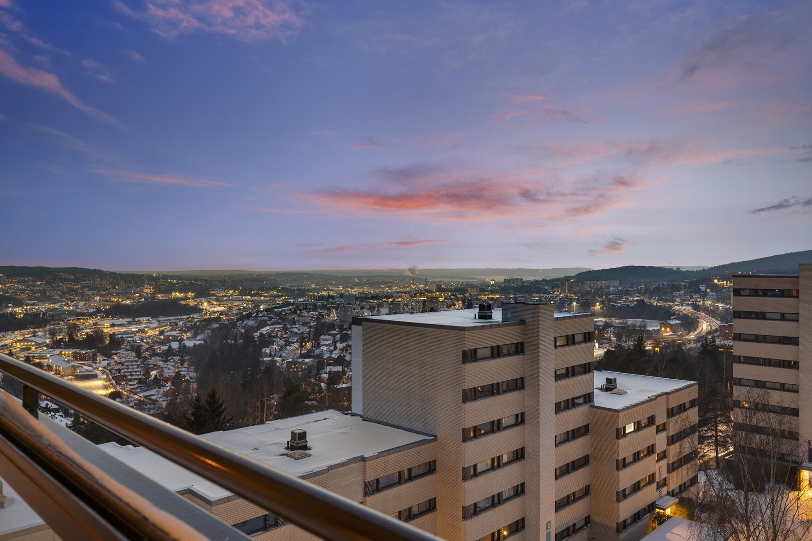 Utsikten er like flott på kveldstid, med lysene fra byen i det fjerne. Galleribilde