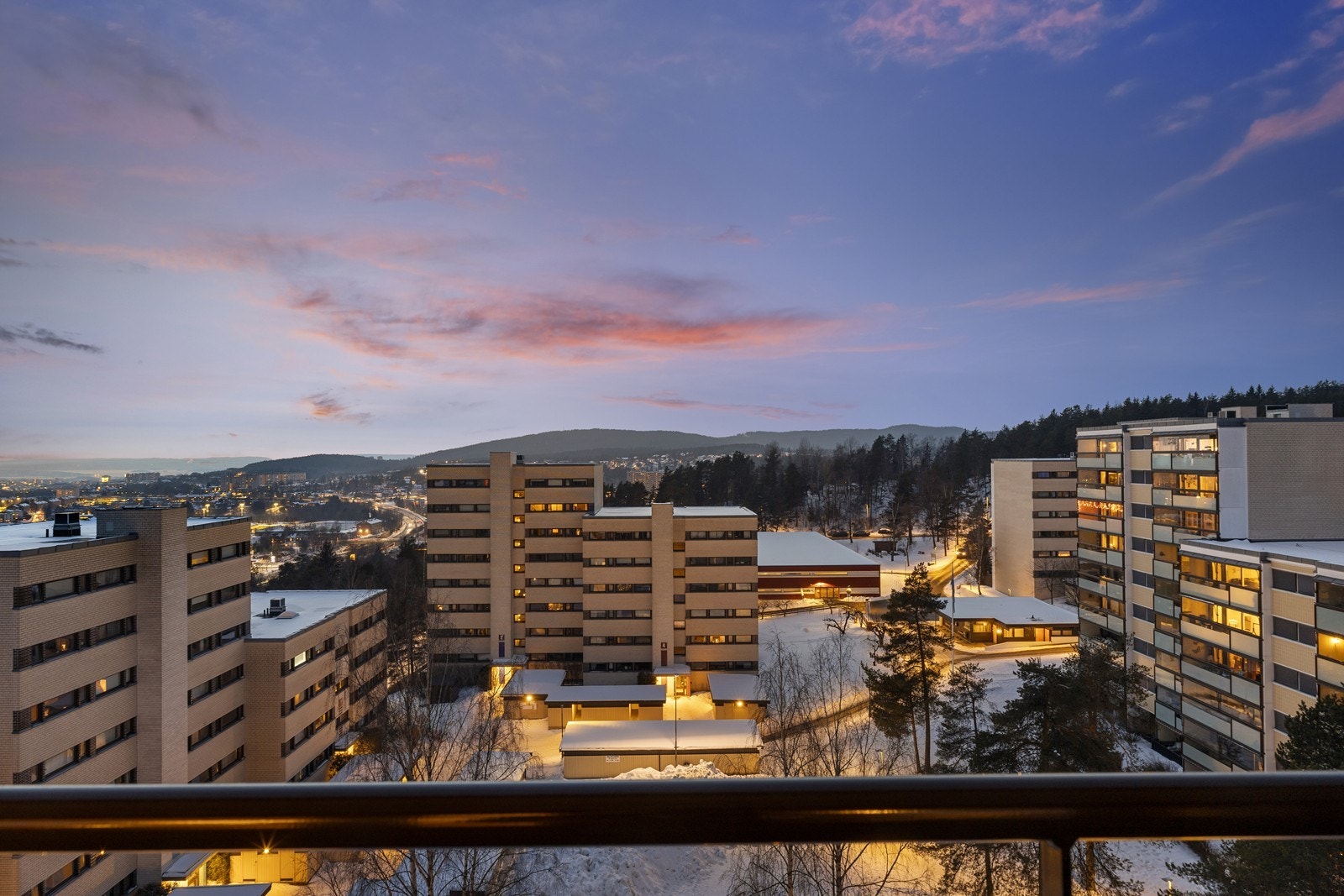Fra leiligheten får du en god oversikt over det etablerte boligområdet. Galleribilde