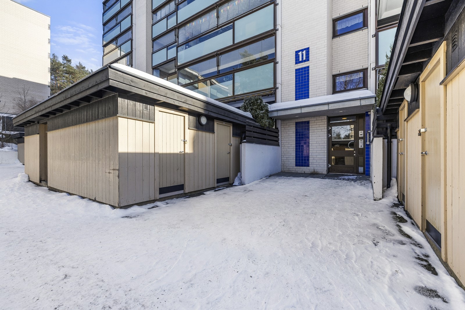 Leiligheten disponerer to boder for ekstra lagringsplass, en i underetasjen og en utebod. Galleribilde