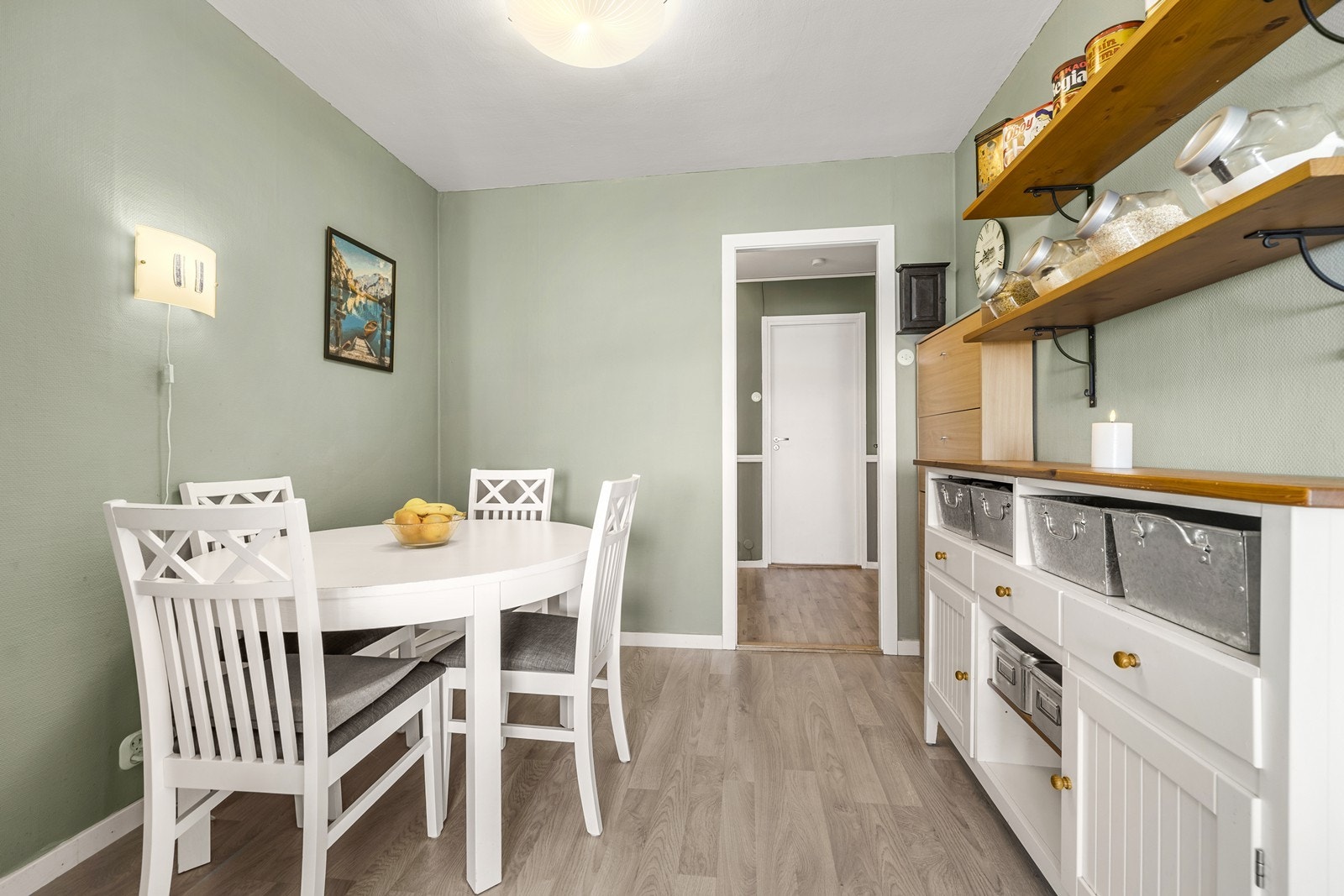 Kjøkkenet er romslig nok for en egen spiseplass, ideelt for hverdagsmåltider. Galleribilde