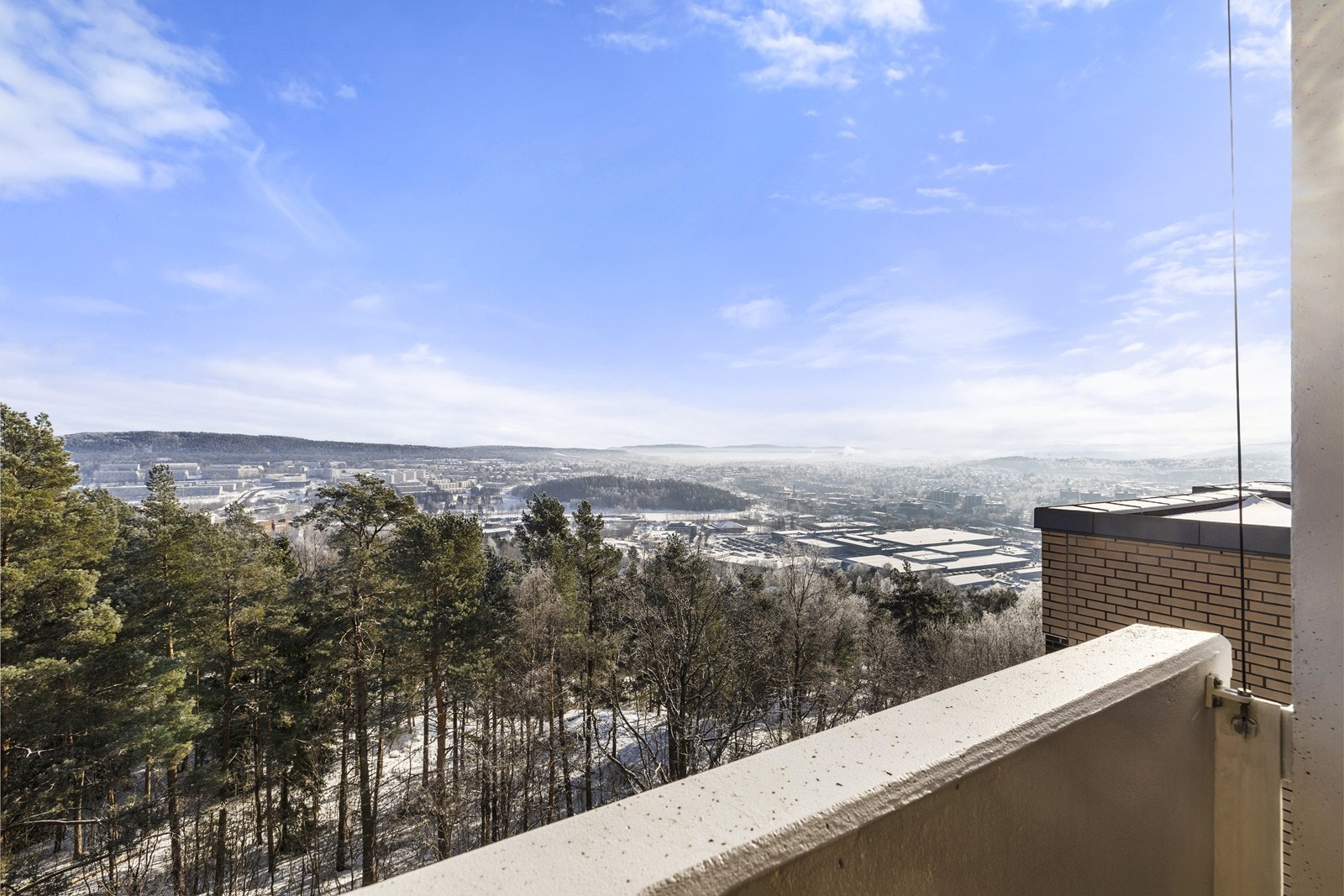 Rett utenfor døren har du Oslomarka med utallige turstier for fotturer og rekreasjon. Galleribilde