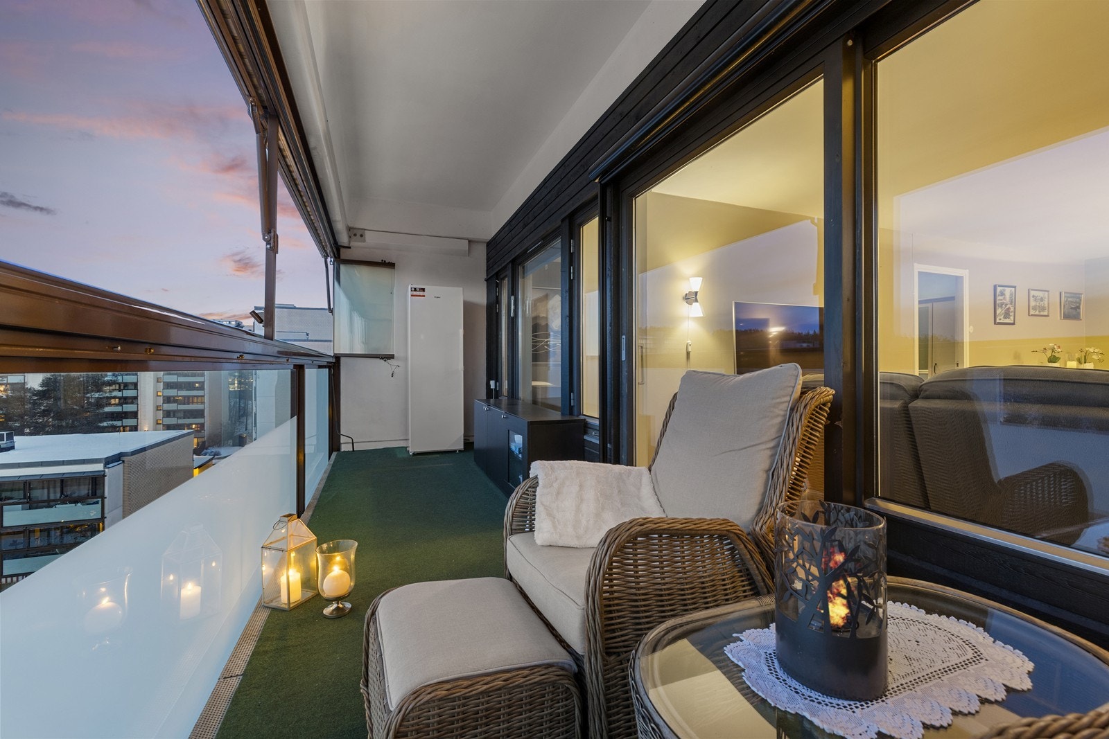 Balkongen fungerer som et ekstra rom og en sømløs overgang mellom inne og ute. Galleribilde