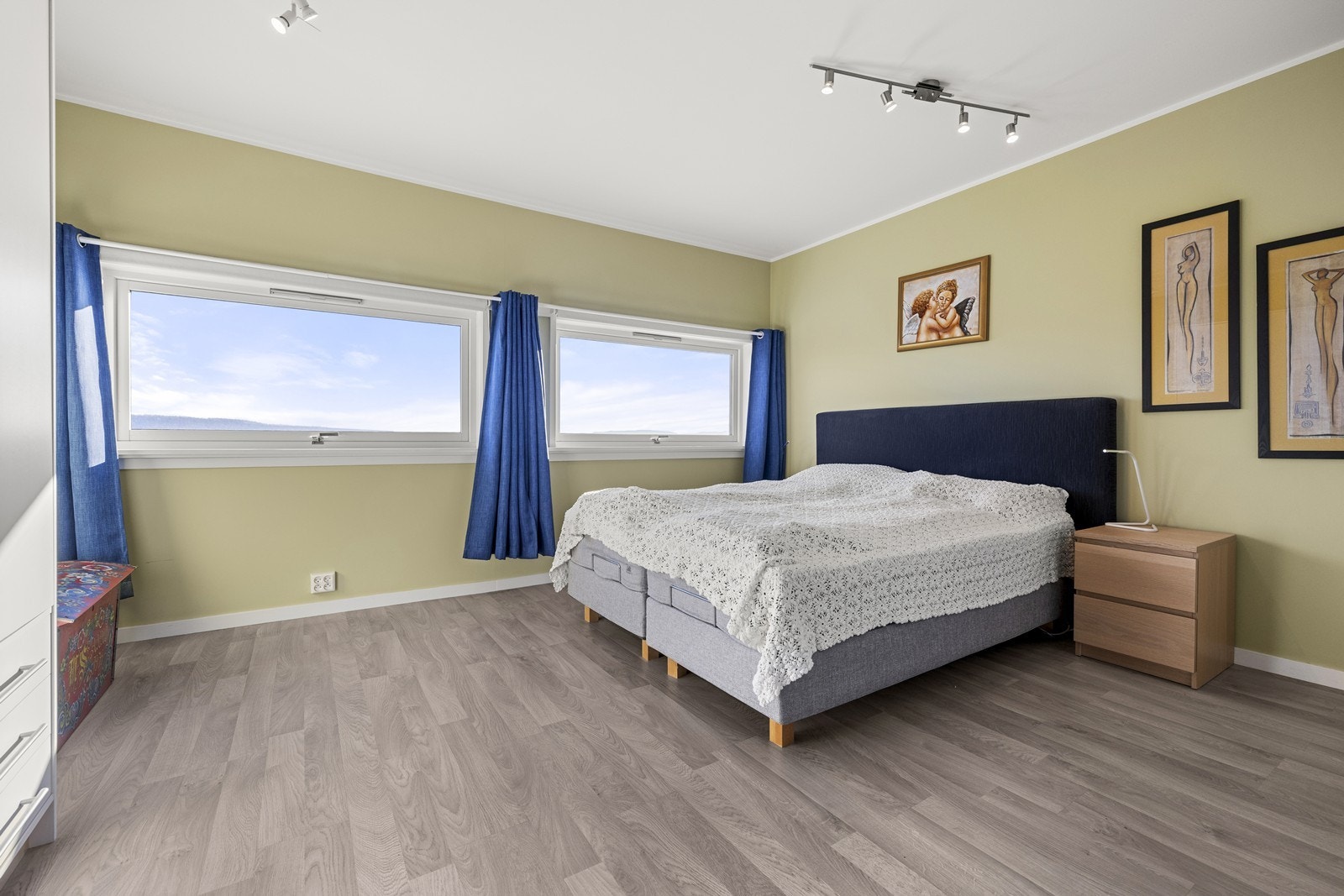 Hovedsoverommet er romslig og har god plass til dobbeltseng og tilhørende møblement. Galleribilde