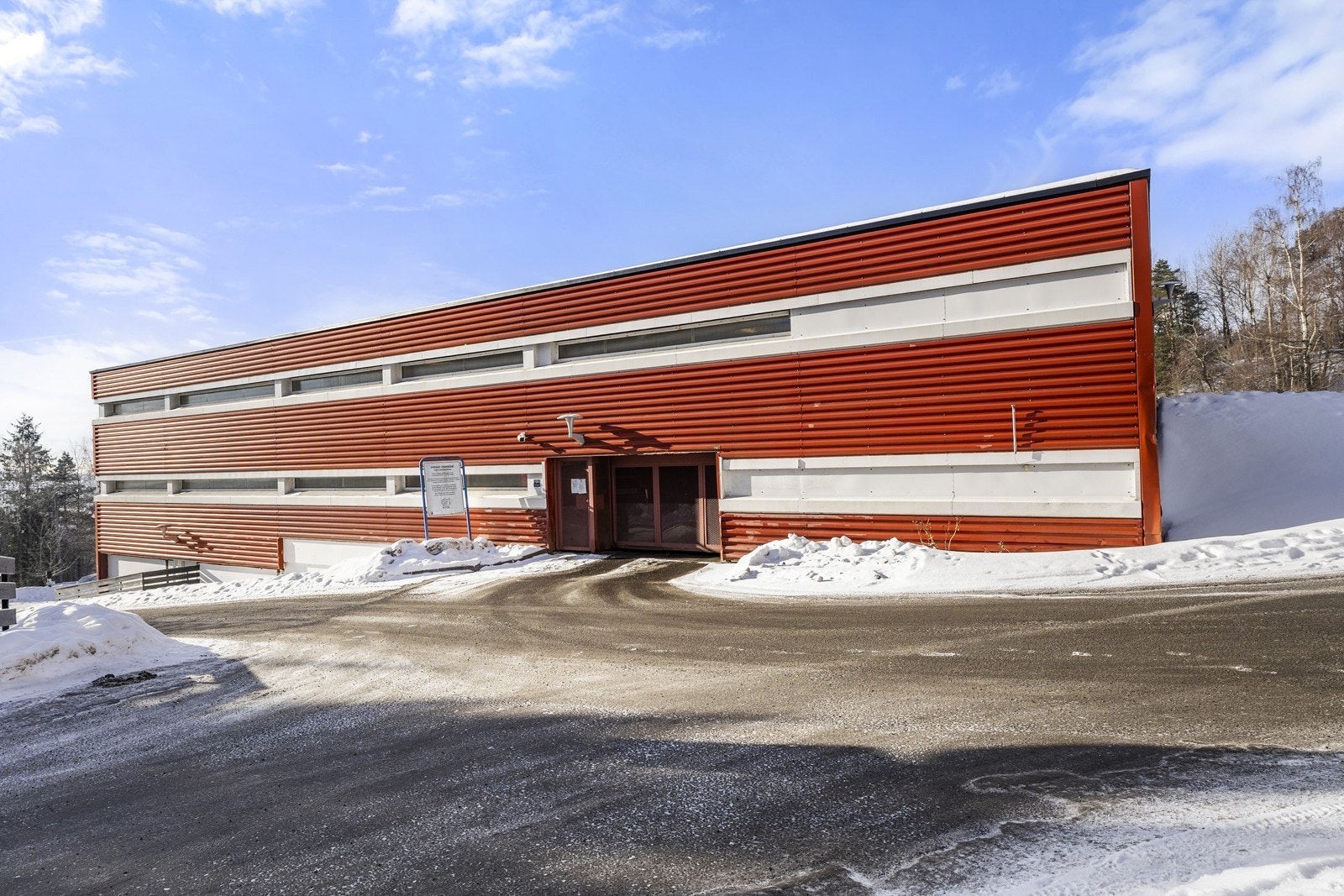 Tiurleiken skole med aktivitetshall ligger kun et par minutters gange unna. Galleribilde