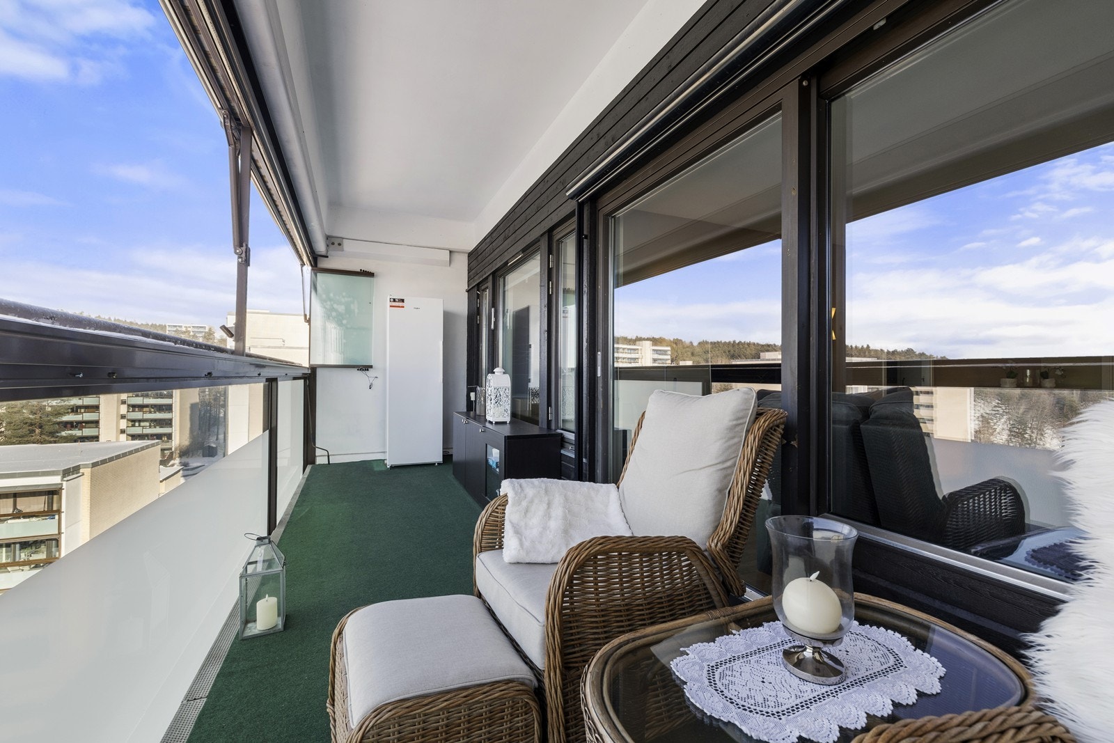 Markiser er montert for effektiv solskjerming på varme dager. Galleribilde