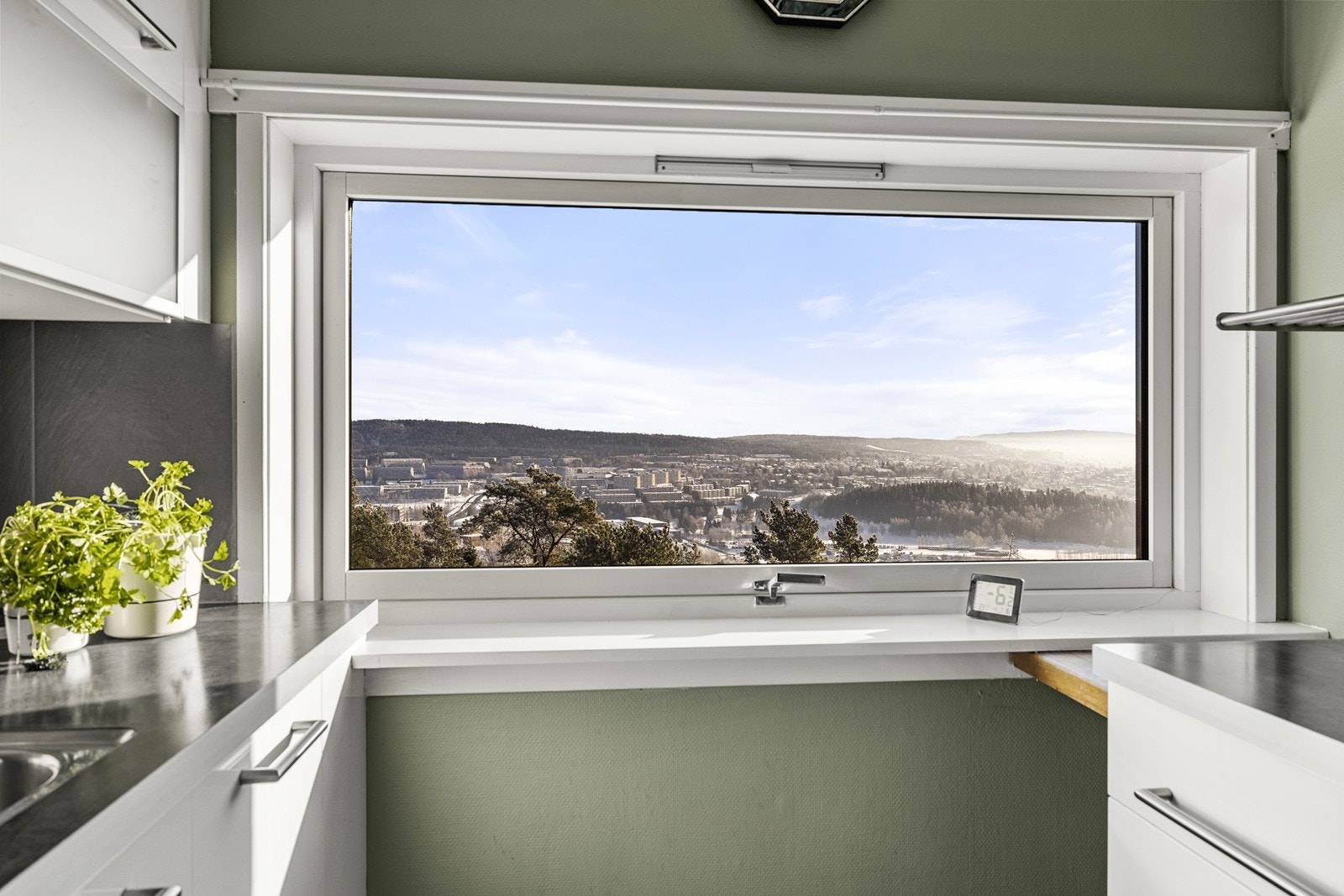 Vann- og avløpsrør på kjøkkenet ble skiftet i 2020, samtidig som på badet. Galleribilde