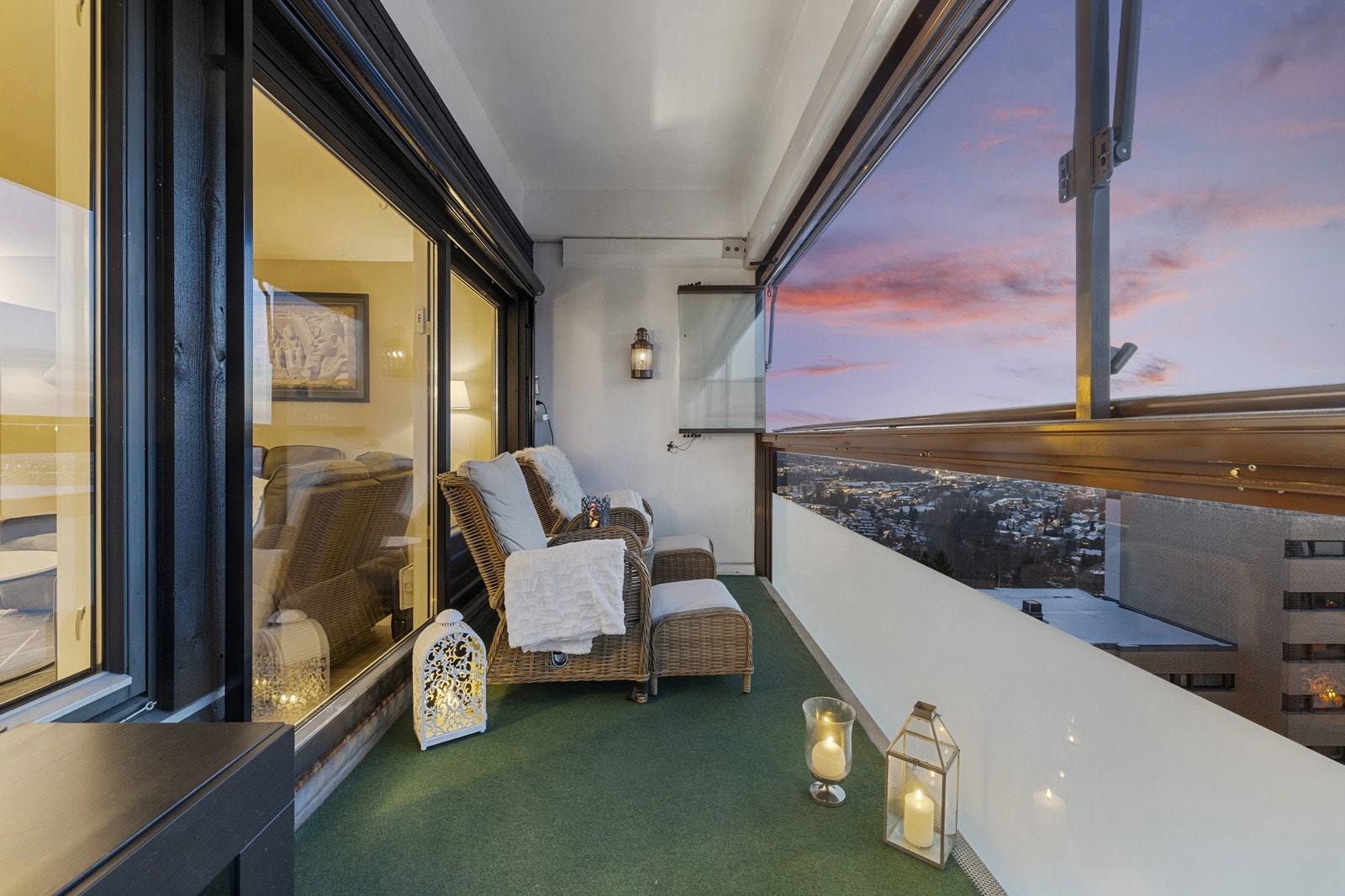 Innglassingen gjør at balkongen kan nytes store deler av året, også på kveldstid. Galleribilde