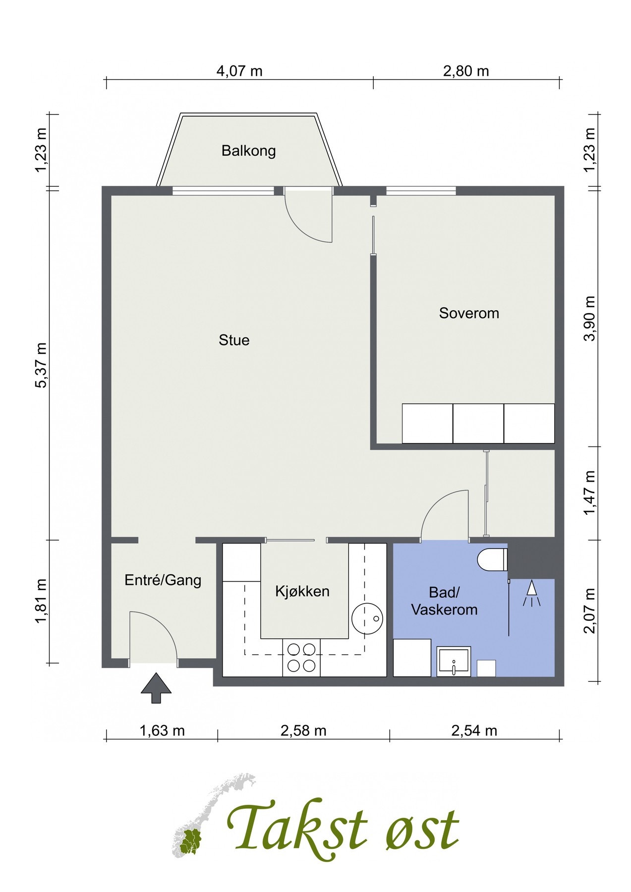Leiligheten fremstår som lys og luftig, med en gjennomtenkt planløsning som gir god romfølelse og rikelig med plass i hvert enkelt rom. I tillegg disponerer leiligheten en loftsbod med et gulvareal på 5,5 kvm. Galleribilde