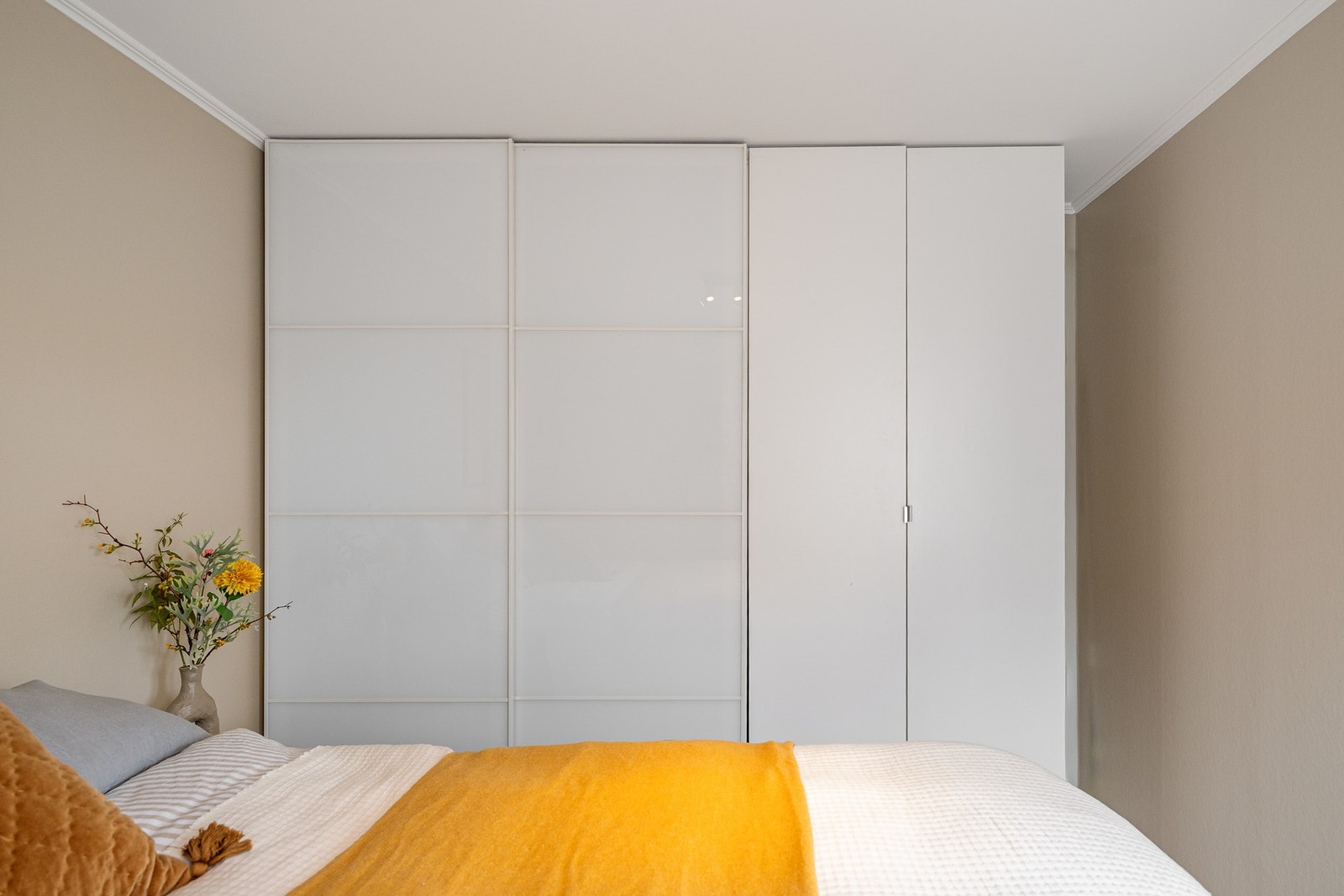 Det er rikelig med oppbevaringsplass i garderobeskapet. Galleribilde