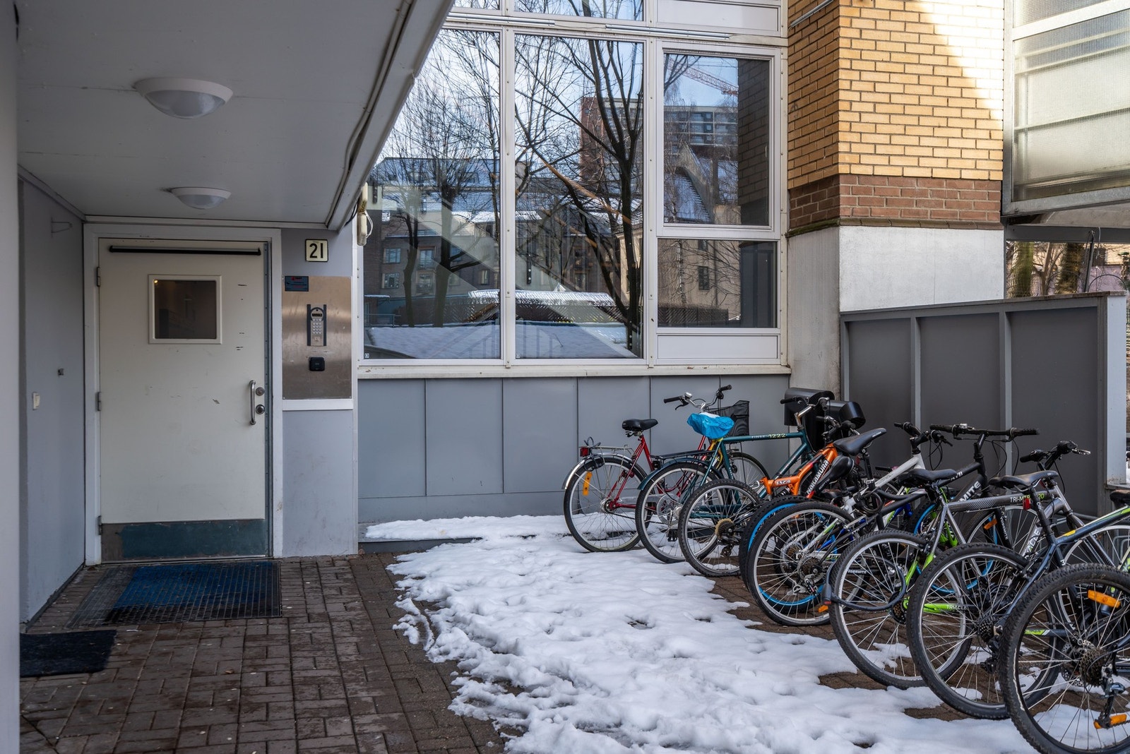 Sameie har sykkelparkering både i bakgården men også i avlåst innvendig sykkelbod. Galleribilde
