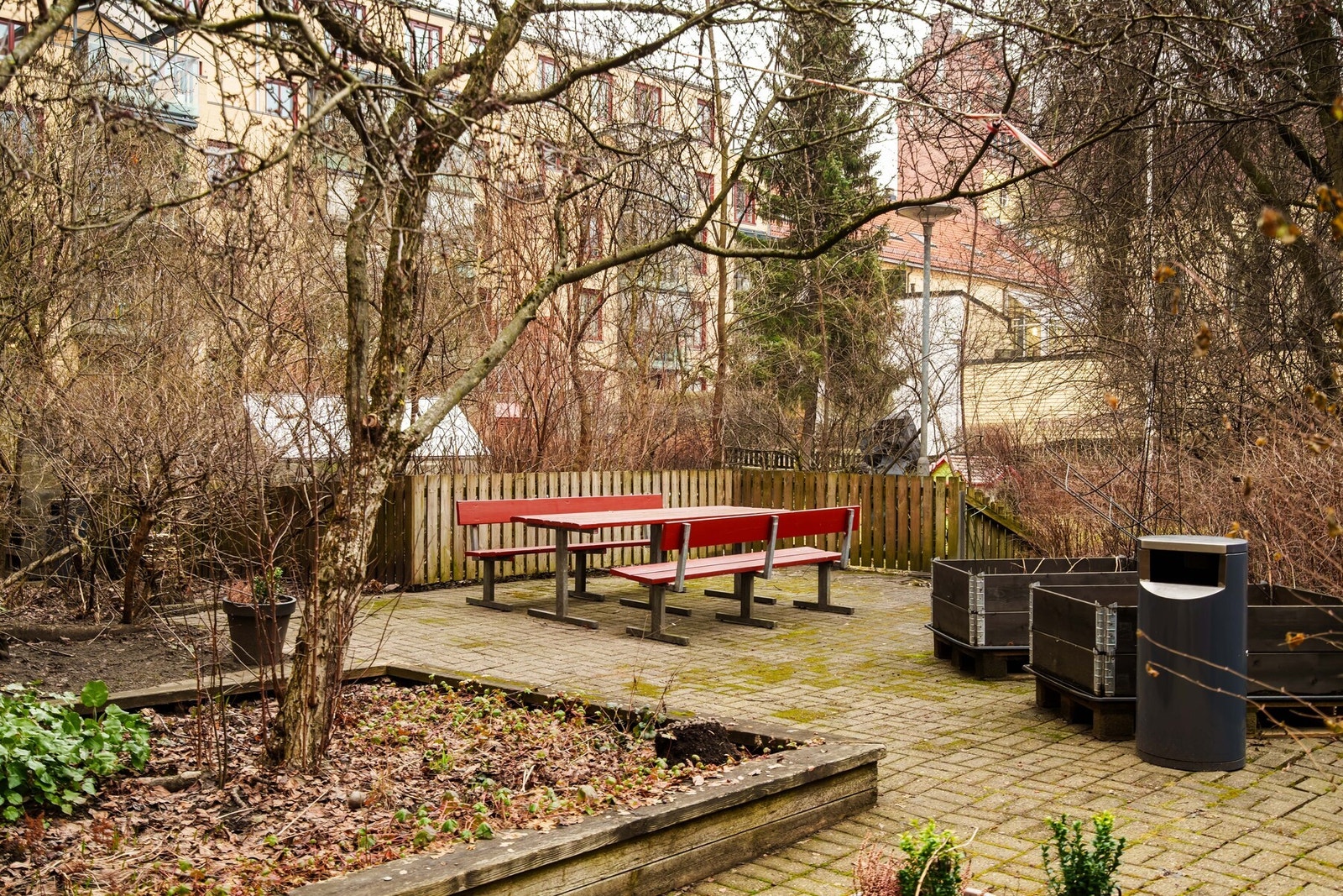 Om sommeren blir den store bakgården en oase for beboerne, med grønne plener, lekeplasser og rolige sitteområder - helt uten trafikk eller støy. Galleribilde