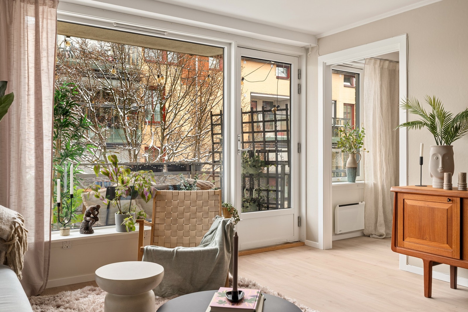 Naturlig lys strømmer inn gjennom de store vindusflatene. Galleribilde