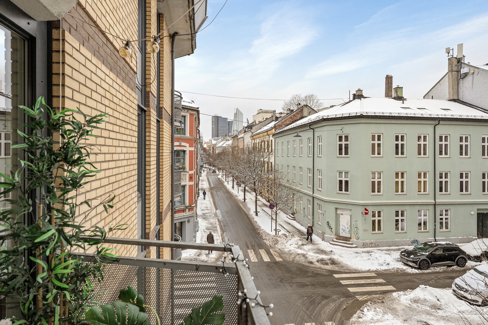 Balkongen er nordvestvendt, som gir gode solforhold på sommerhalvåret. Galleribilde