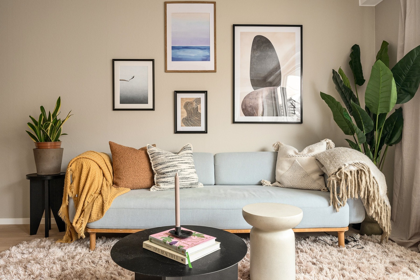 Her er det godt plass til både en stor sofagruppe og TV-løsning med benk. Galleribilde