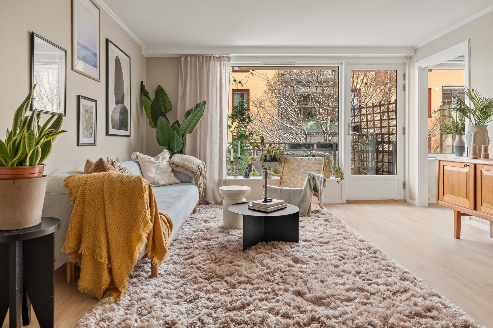 Leiligheten har nylig gjennomgått en omfattende oppgradering. I februar 2026 ble det lagt nytt gulv i samtlige rom, med unntak av badet, og vegger samt tak ble nymalt i delikate og tidsriktige fargetoner - også her med unntak av badet. Galleribilde