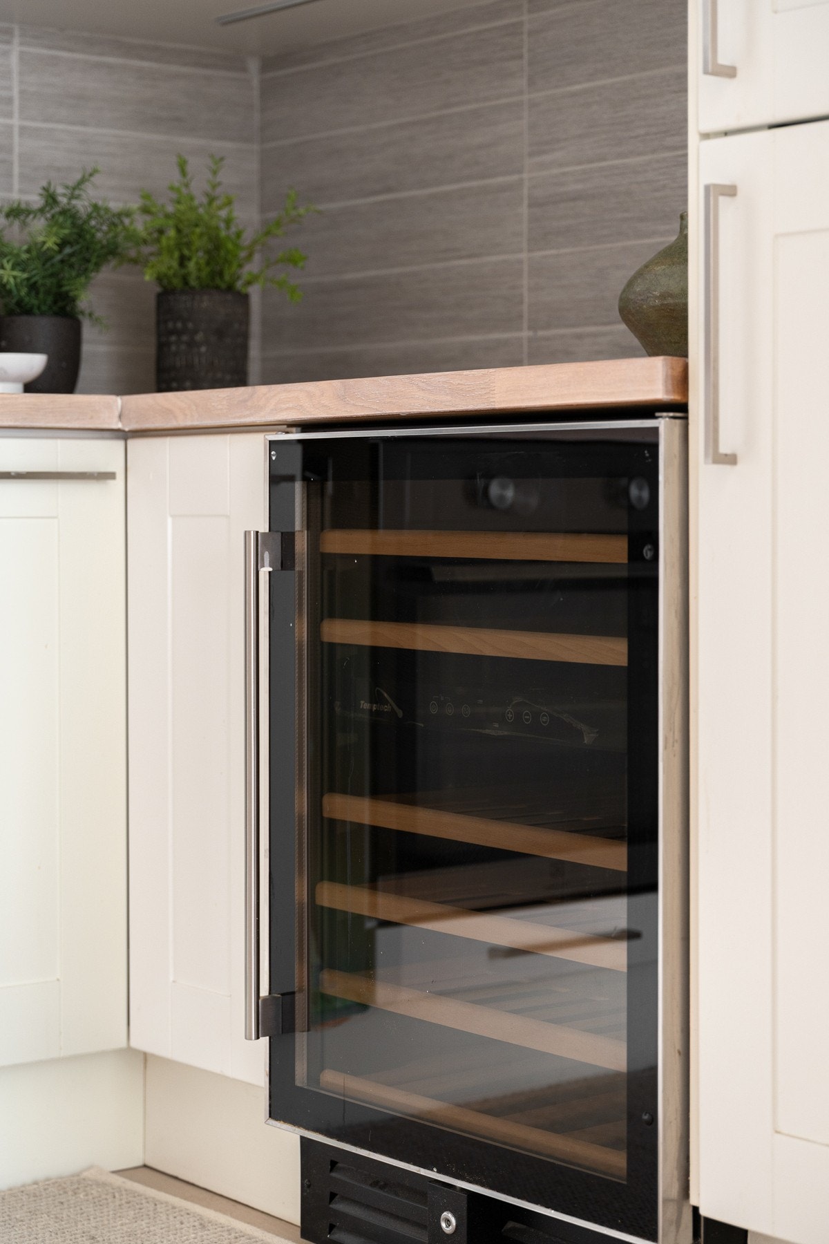 Det luksuriøse vinskapet kan kjøpes etter avtale med selger. Galleribilde