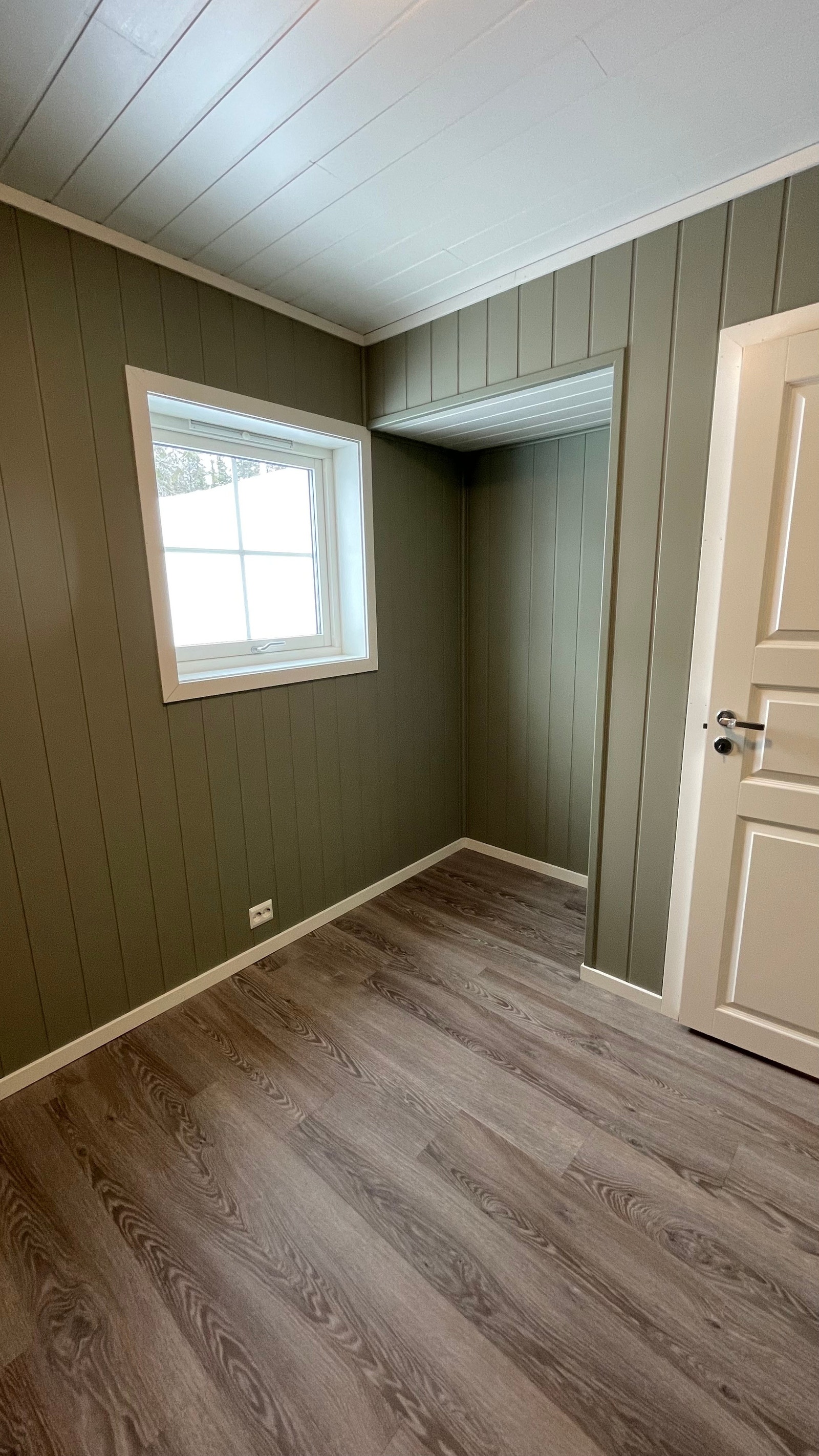 Soverom 2, romslig og plass for evt. familiekøye. Garderobemulighet under nedsenket hems. Galleribilde