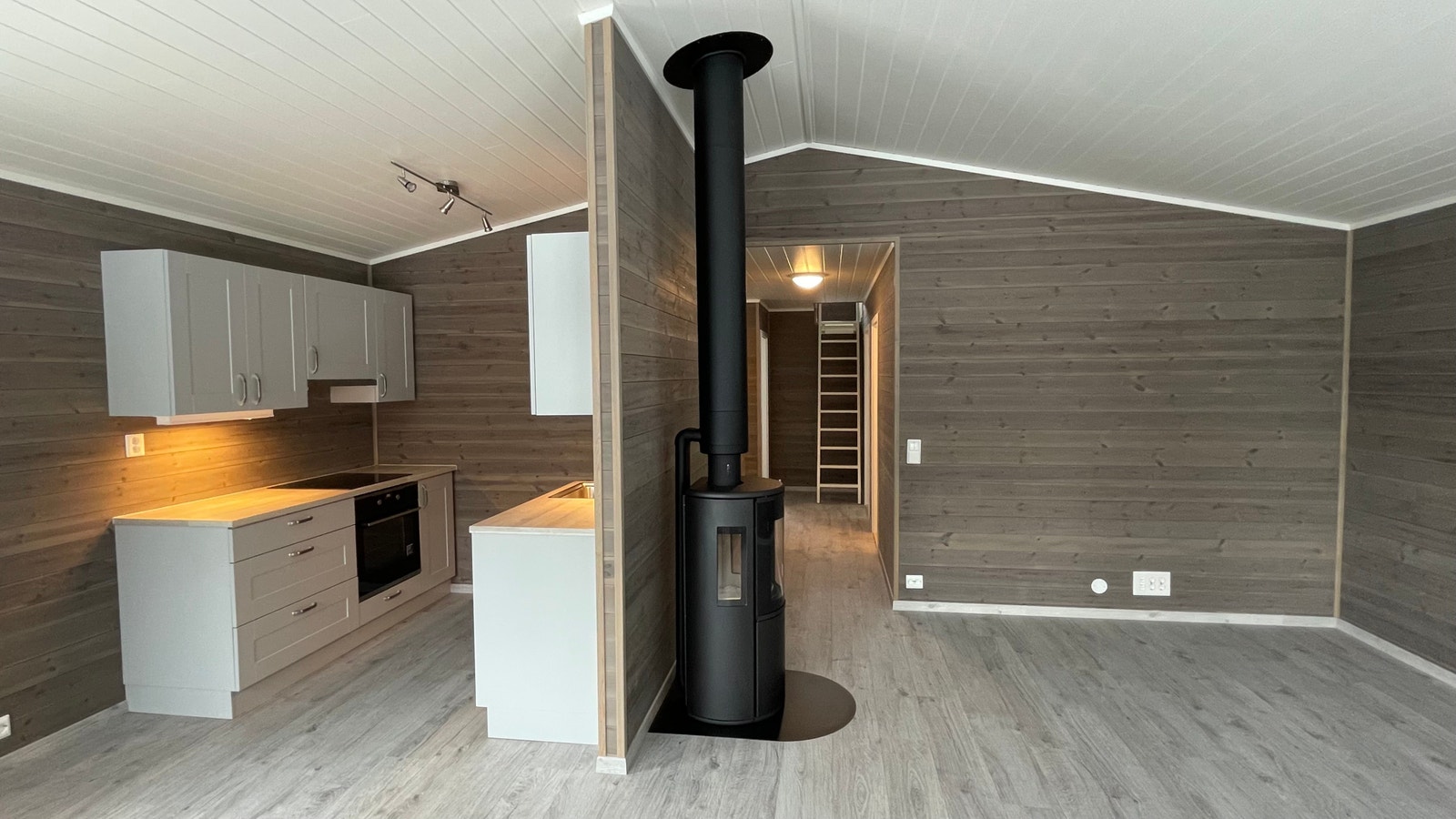 Delikat kjøkkeninnredning med integrerte hvitevarer. Det er avsatt plass til kjøleskap. Galleribilde