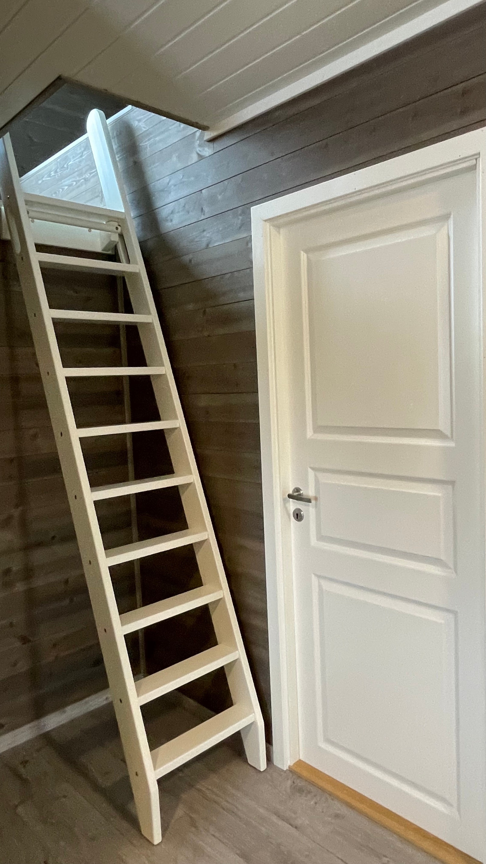 Hemsstige som kan skyves inn når den ikke er i bruk Galleribilde