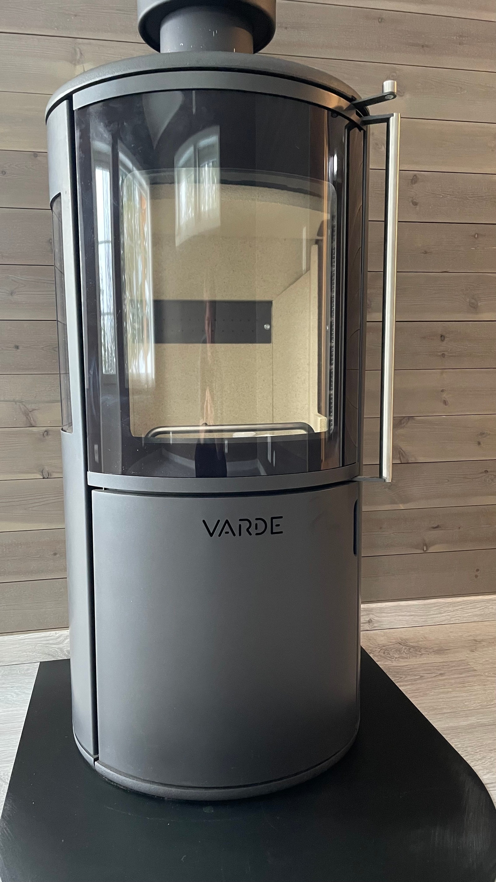 Rentbrennende vedovn med ventilert stålpipe Galleribilde