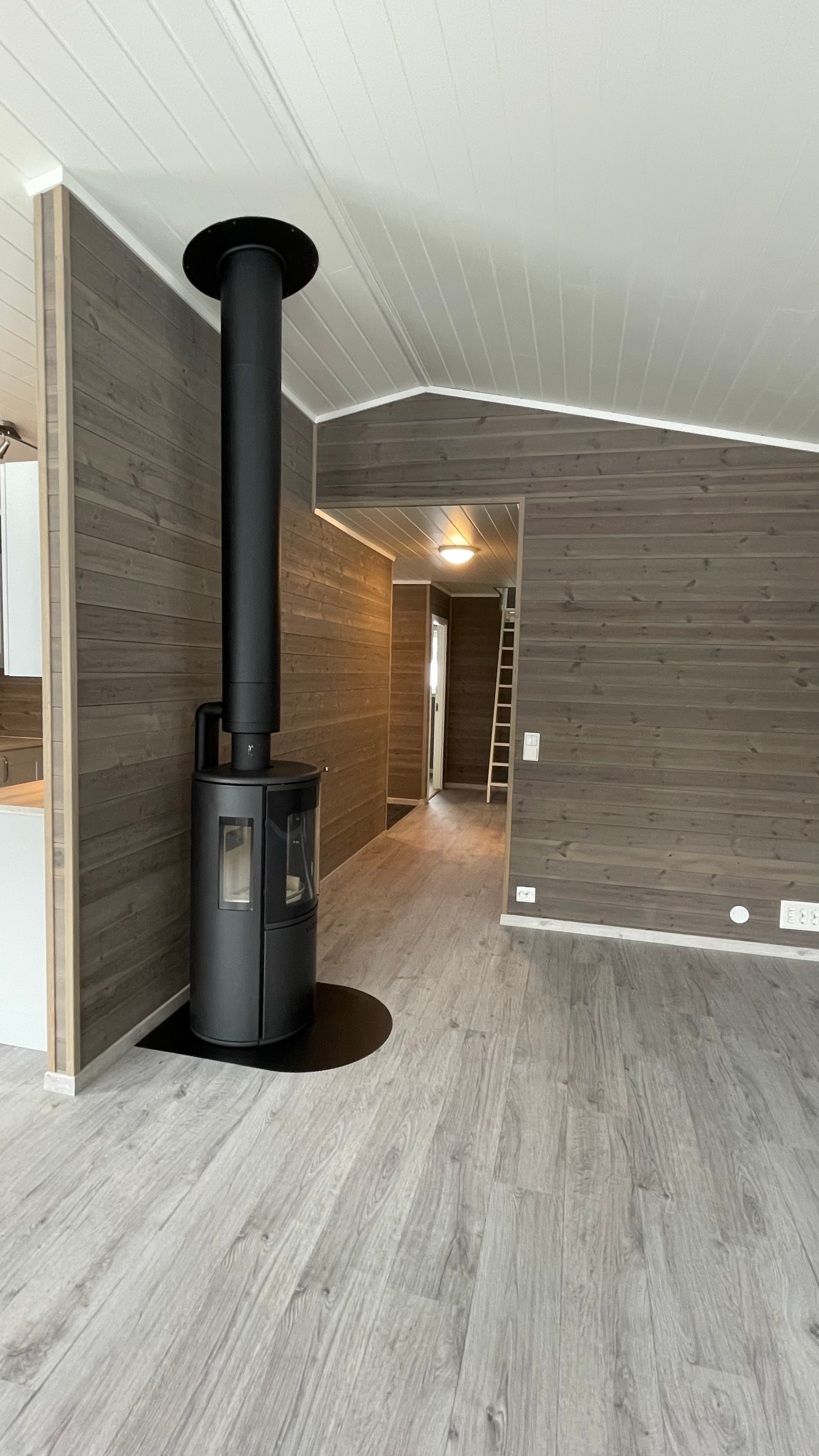 Stue med lune, varme farger. Oppvarming med ved og gulvvarme Galleribilde