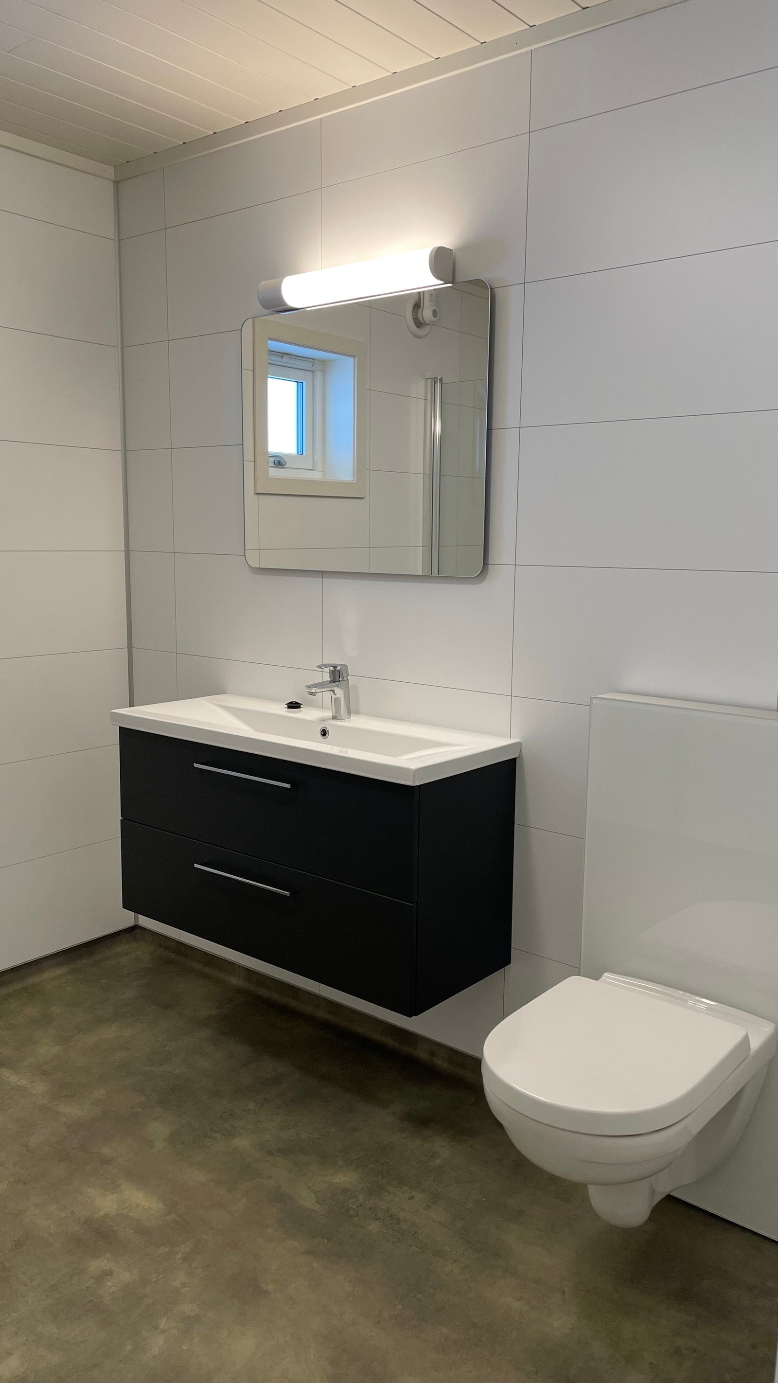 Lyst og innbydende bad med varmekabler i gulvet Galleribilde