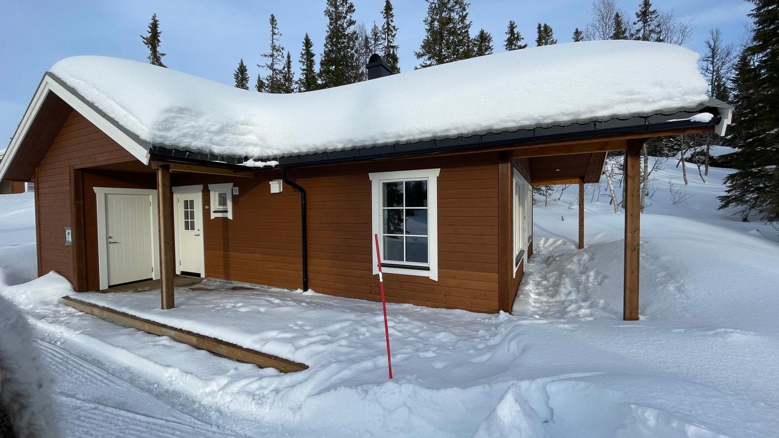 Luftig utvendig bod ved overbygd inngang. Her er det mulighet for lagring av ski og ved. Galleribilde