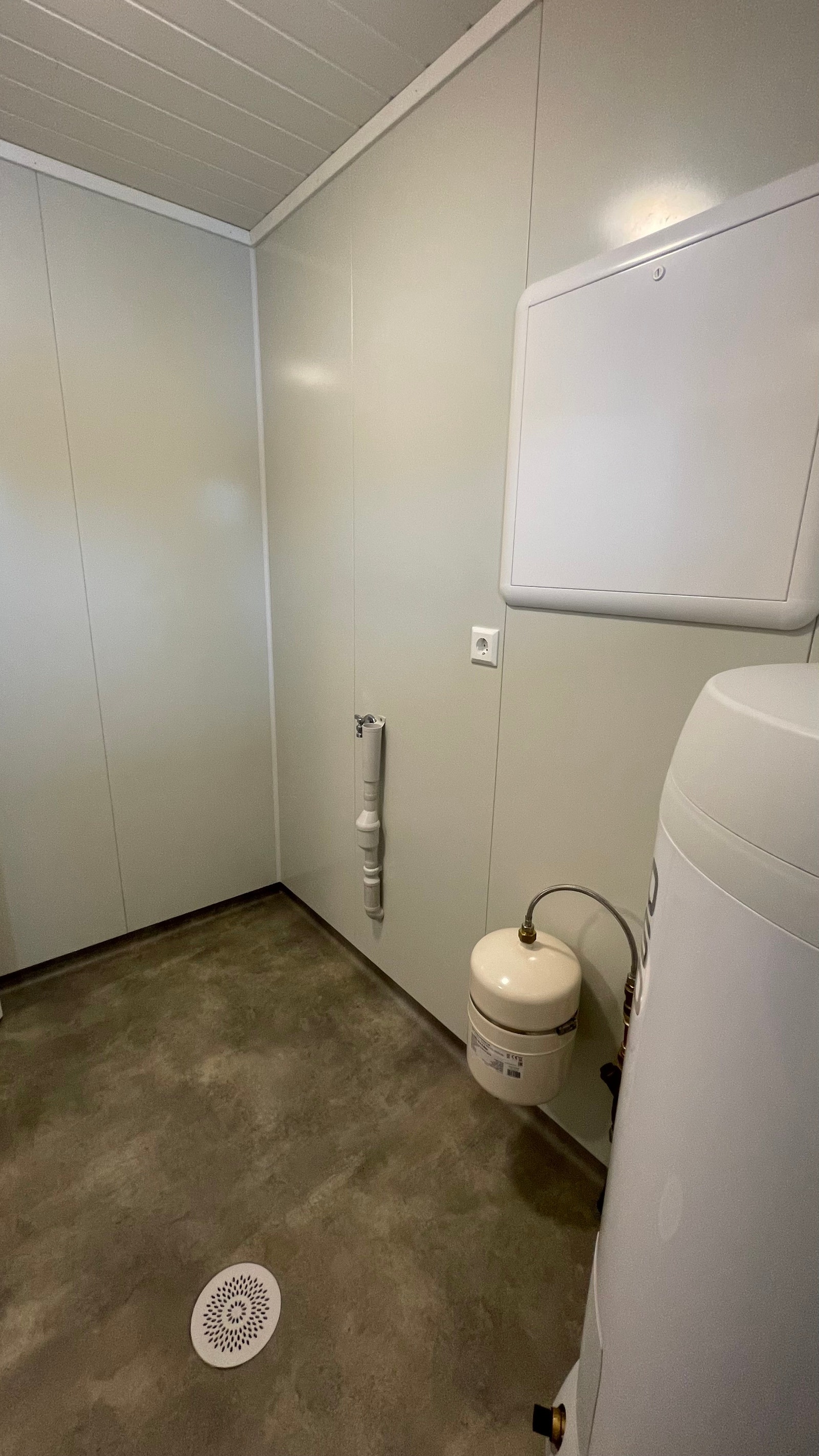 Kombinert bod/vaskerom, det er avsatt plass til vaskemaskin. Varmekabler i gulvet. Galleribilde