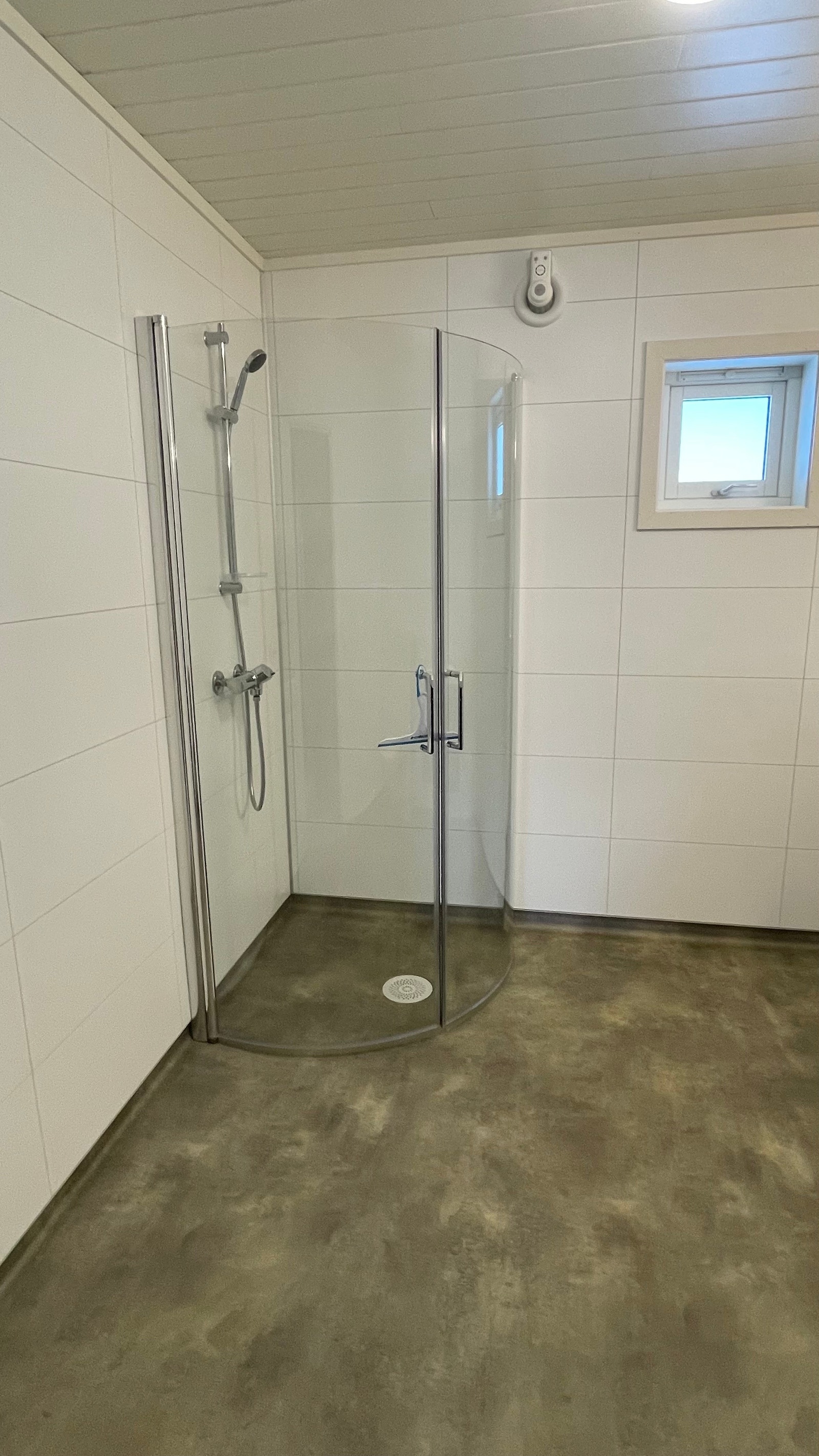 Dusjvegger på badet, kan slås sammen når dusjen ikke er i bruk Galleribilde