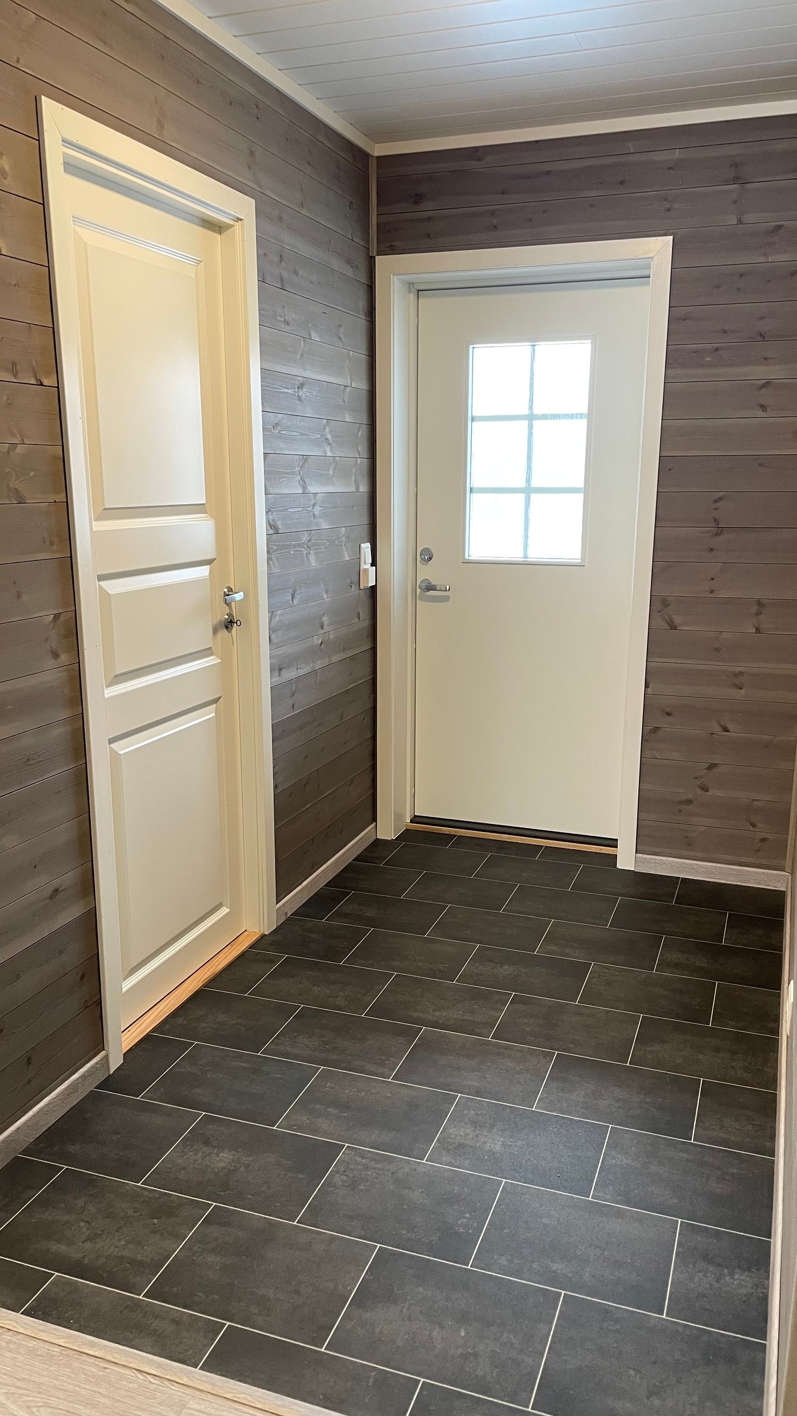 Inngang med romslig gang og inngang til bod. Varmekabler i gulv. Galleribilde