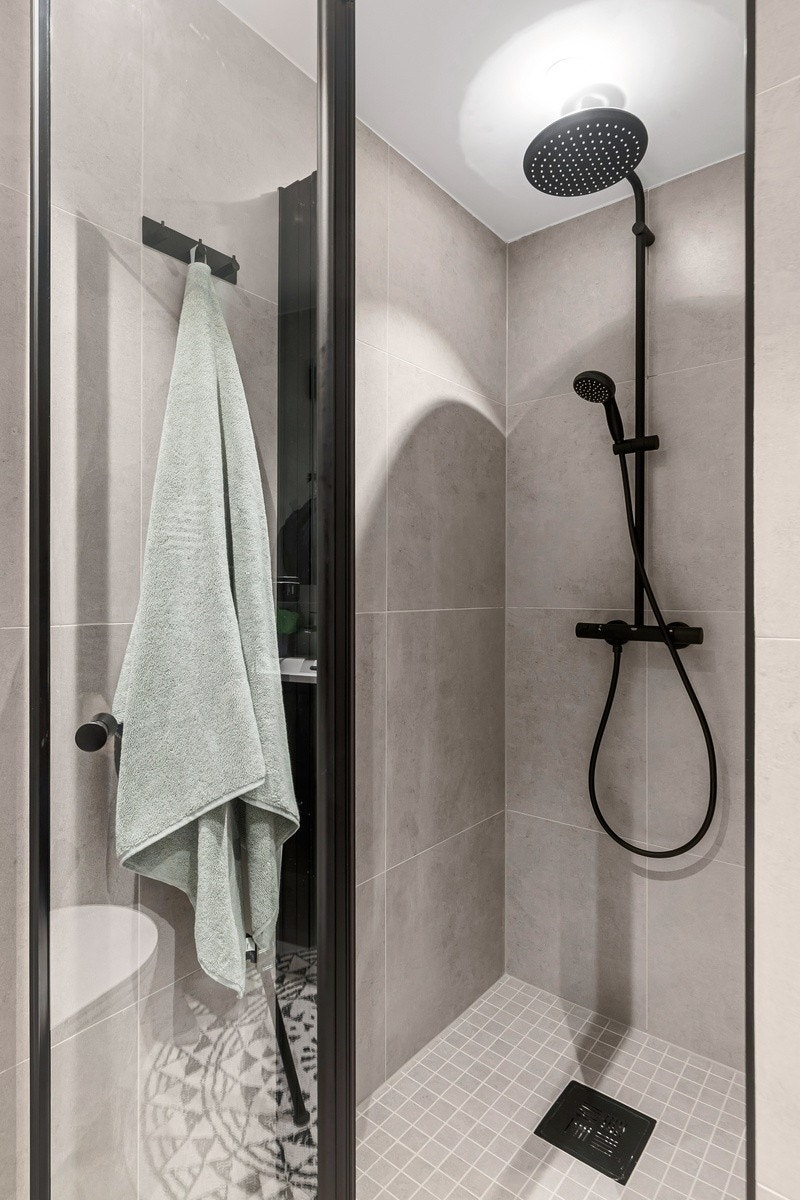 Delikat bad med storformatflis, varme i gulv, spotter mm. Vaskemaskin følger leiligheten. Dette er ett av to fullverdige bad. Galleribilde