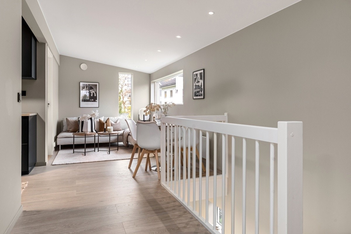 Alt ble renovert i 2022. God tahøyde og høy standard. NB! Veggen til venstre bak kjøkken er nå fjernet, og det tidligere soverommet er innlemmet i fellesarealet. Stuen er derfor enda større enn det som vises på bildene. Galleribilde